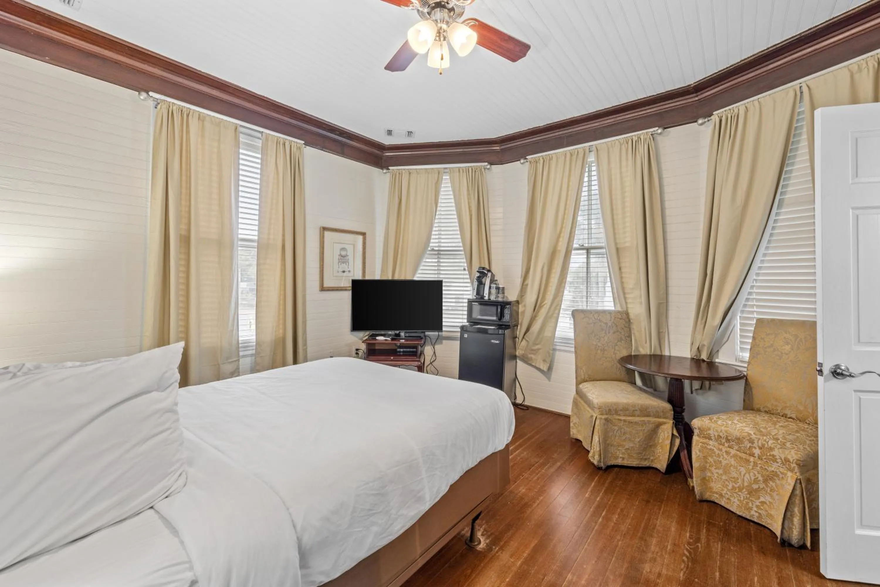 Bed in Coombs Inn & Suites