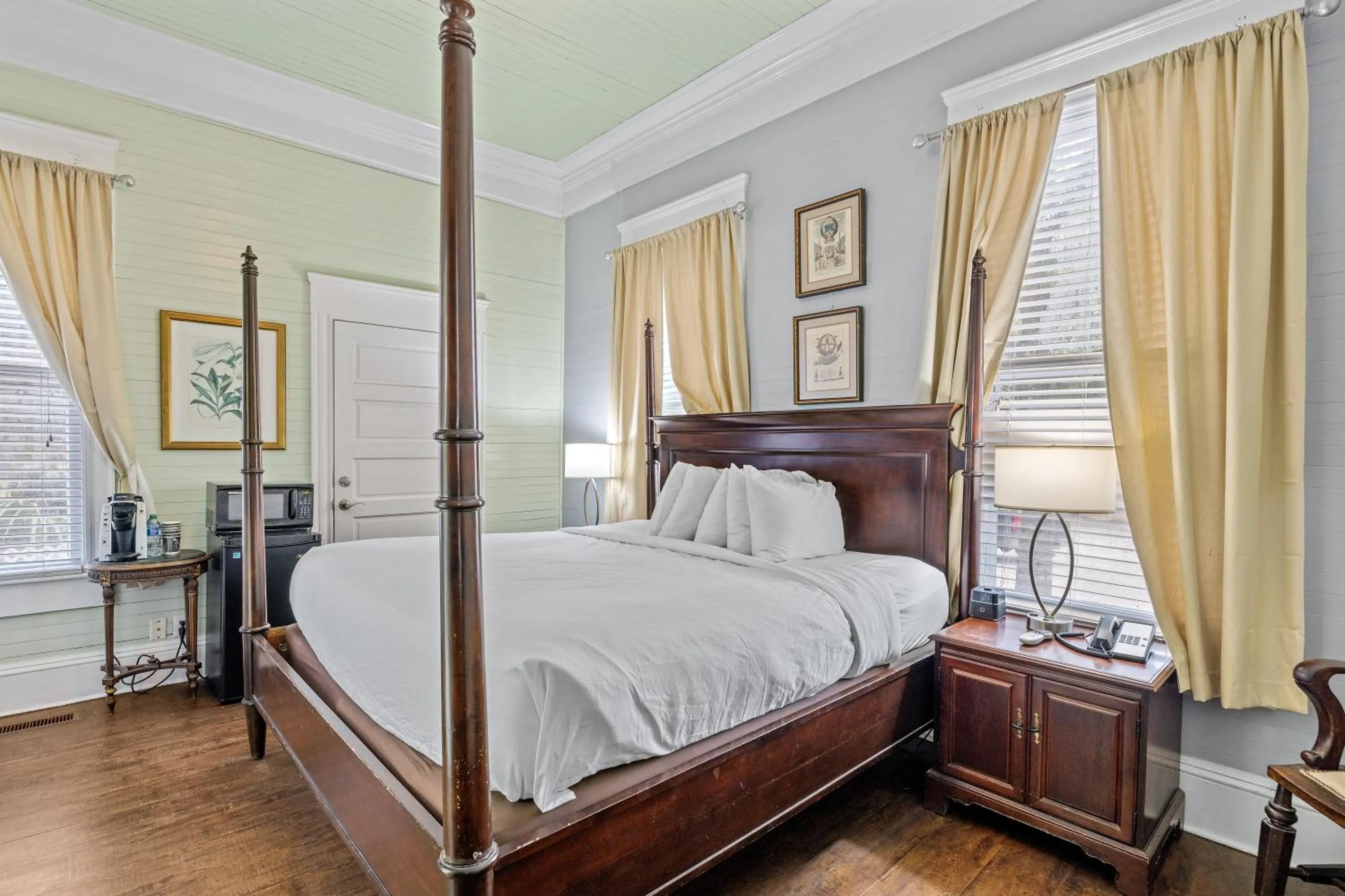 Bed in Coombs Inn & Suites