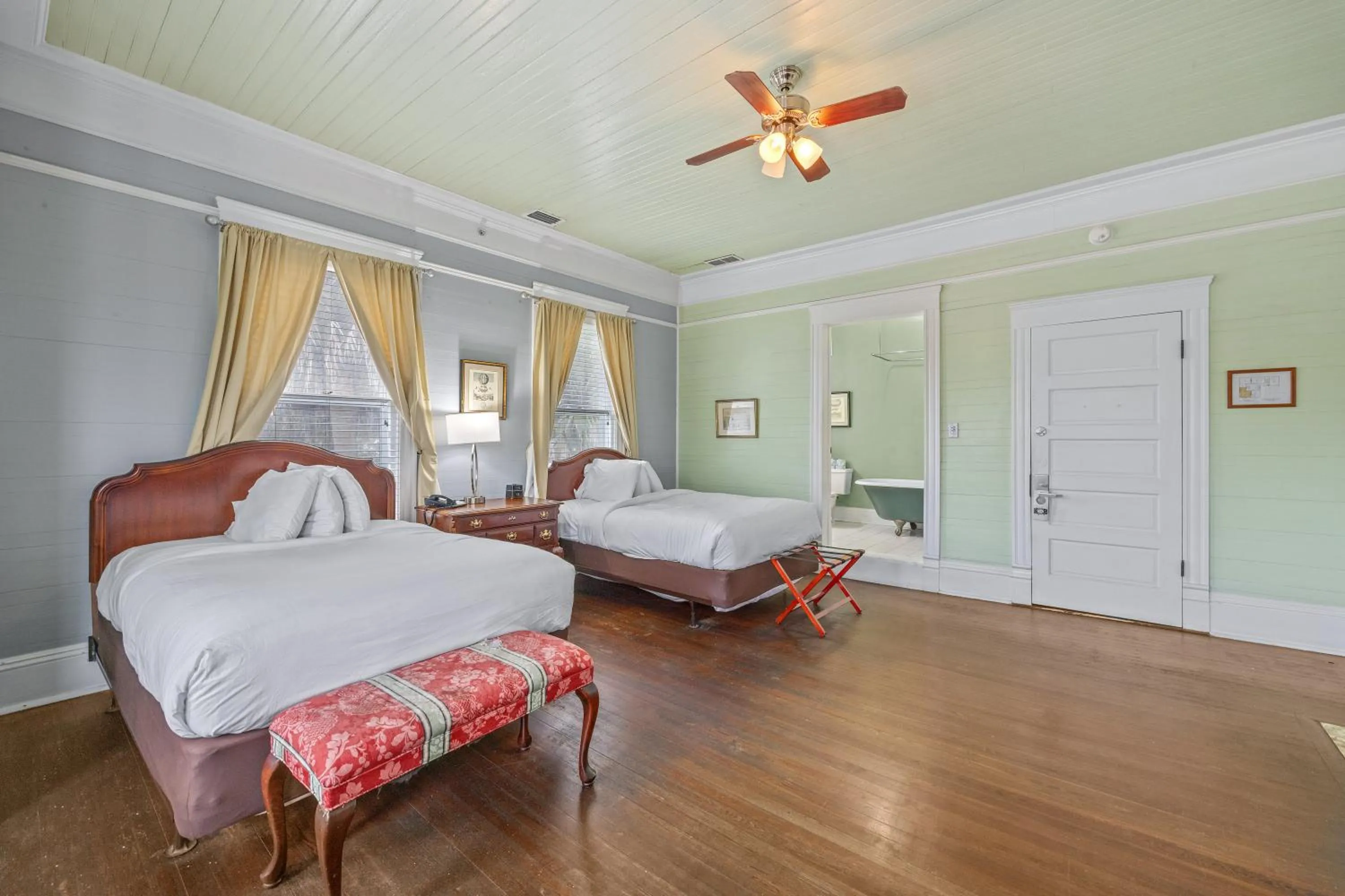 Bed in Coombs Inn & Suites