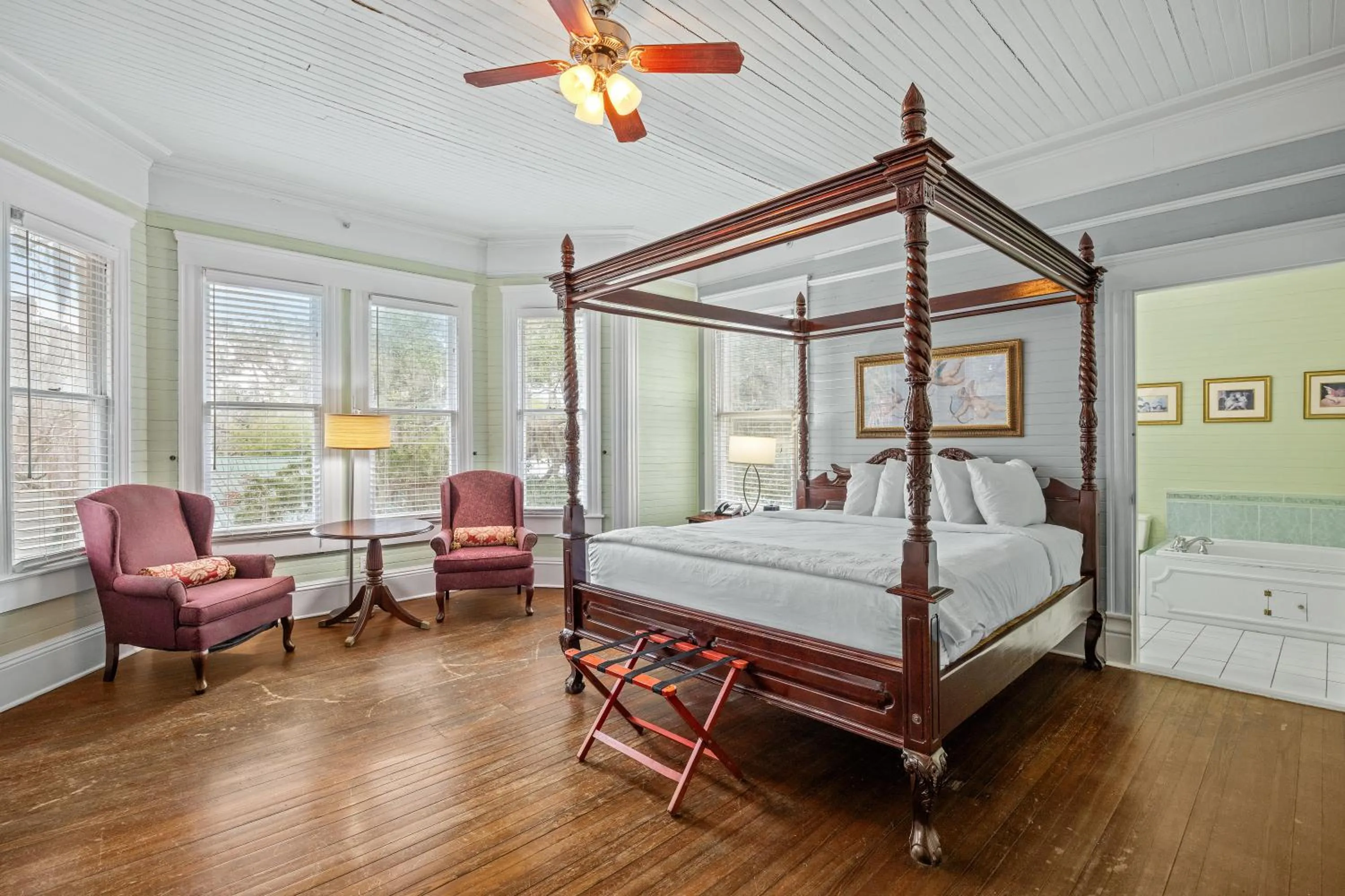 Bed in Coombs Inn & Suites