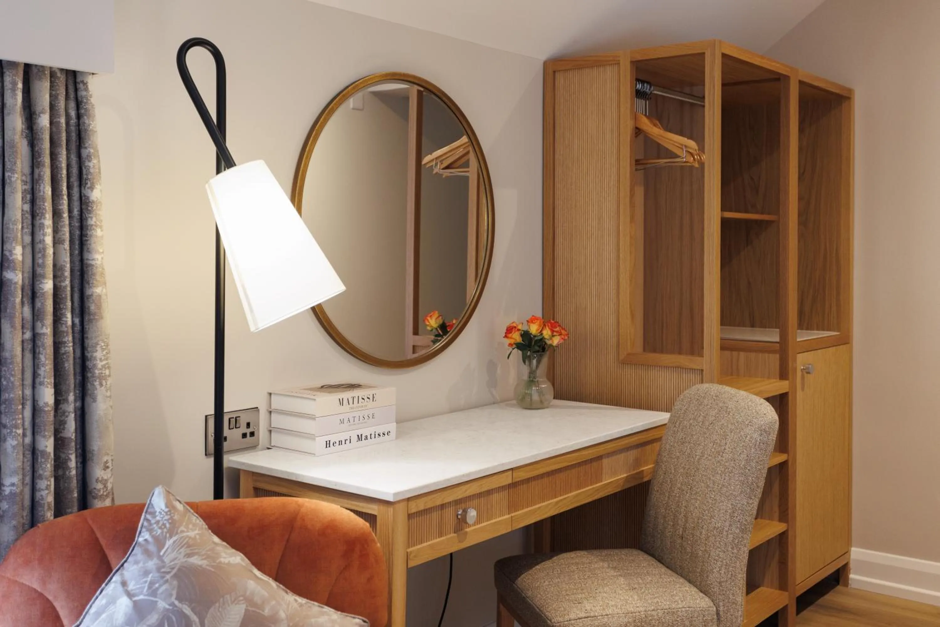 wardrobe, Bed in The Malone Hotel