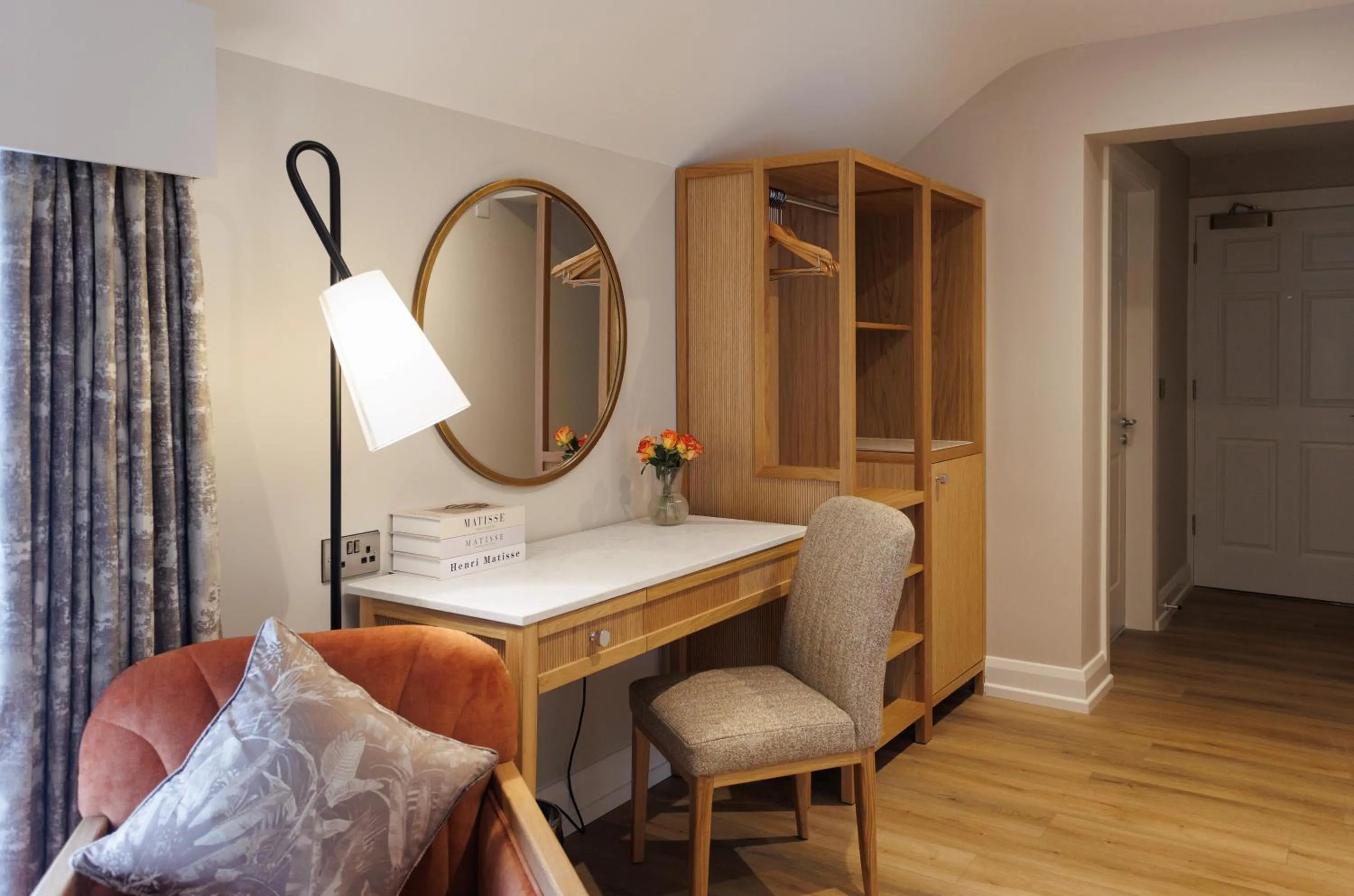 Seating area, Bed in The Malone Hotel