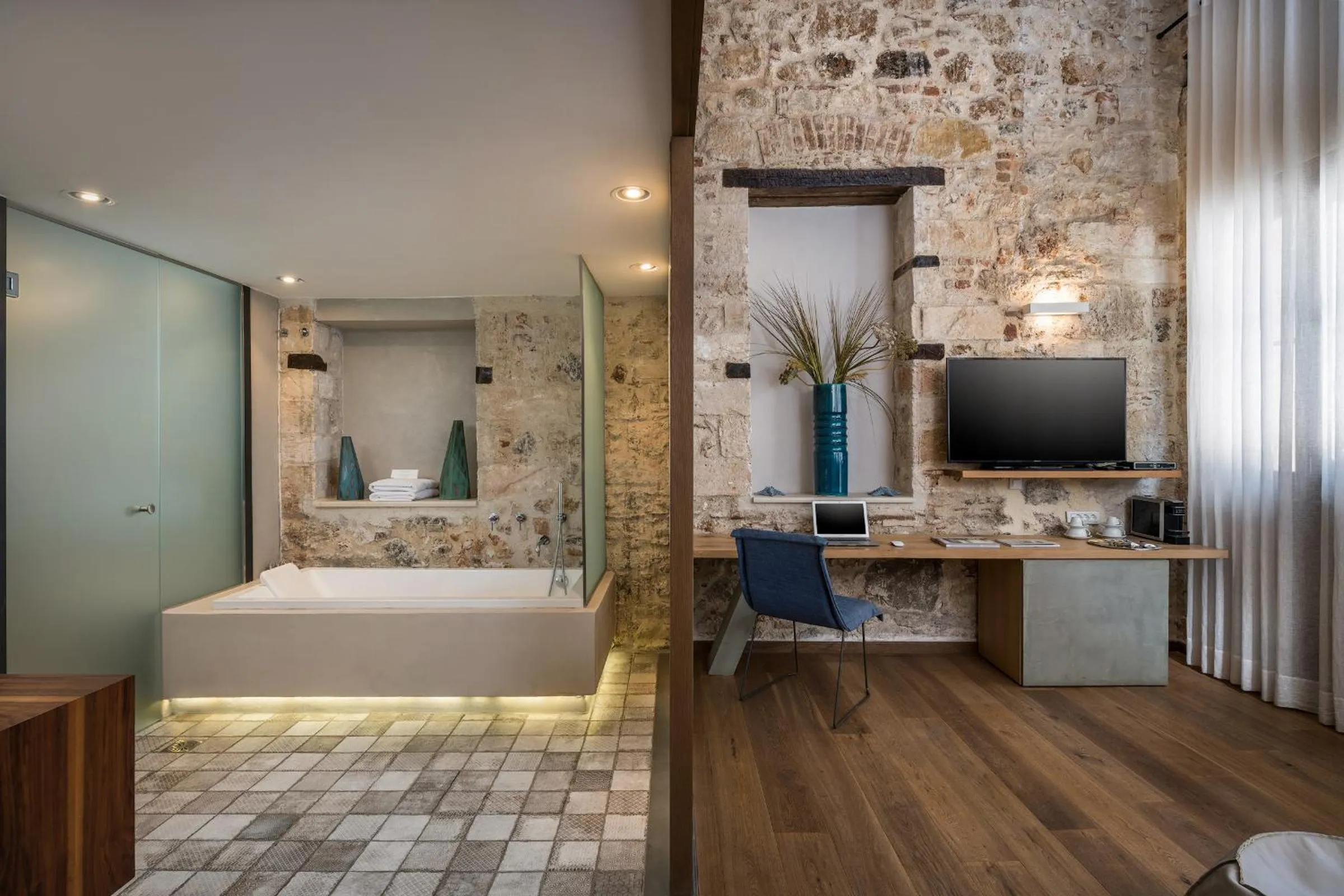 Bathroom, Bed in Ambassadors Residence Boutique Hotel