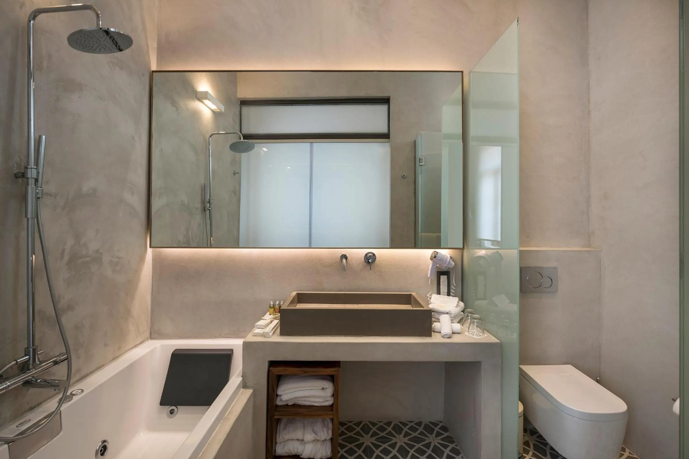 Shower in Ambassadors Residence Boutique Hotel