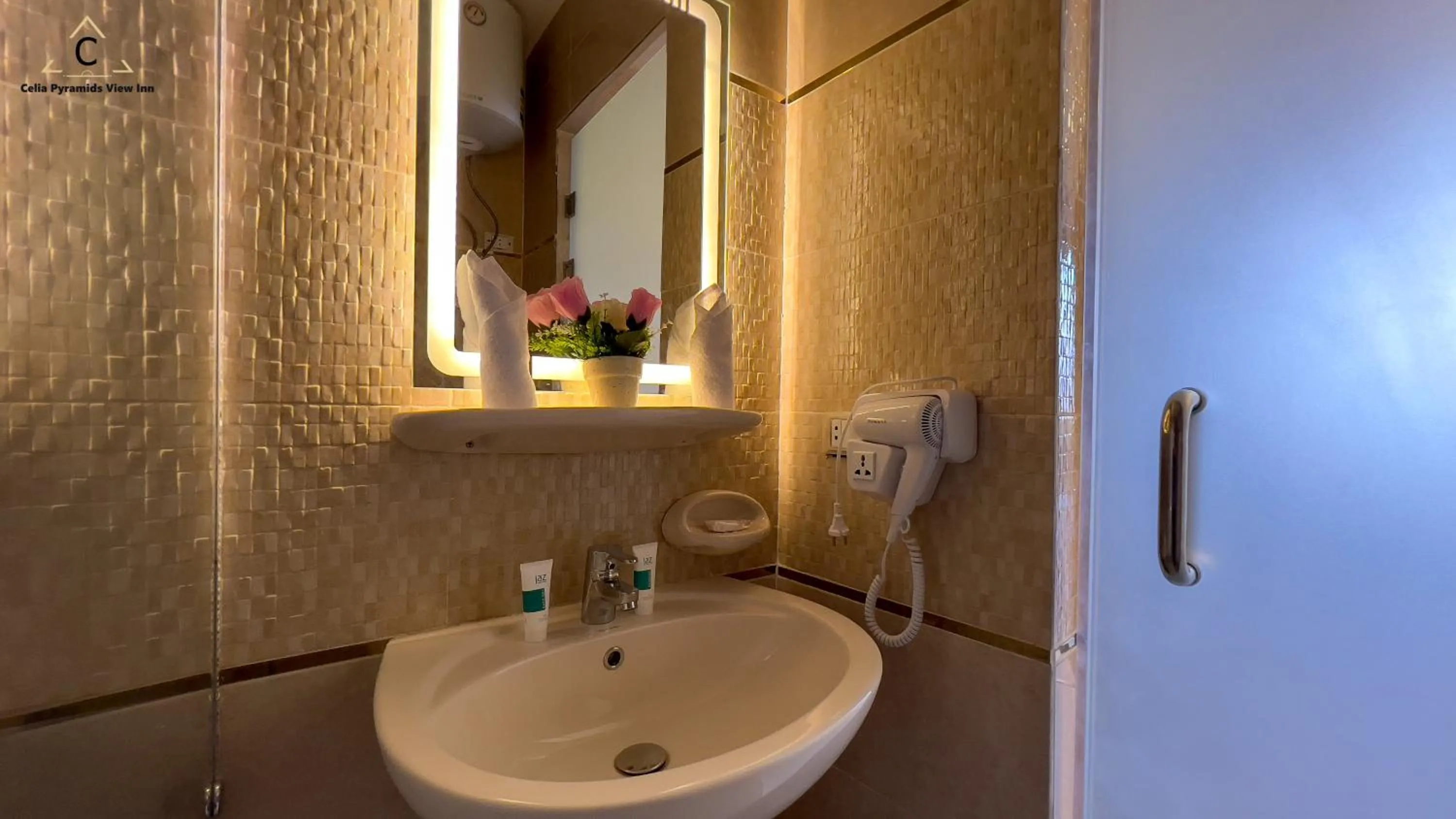 Bathroom in Celia Pyramids View inn