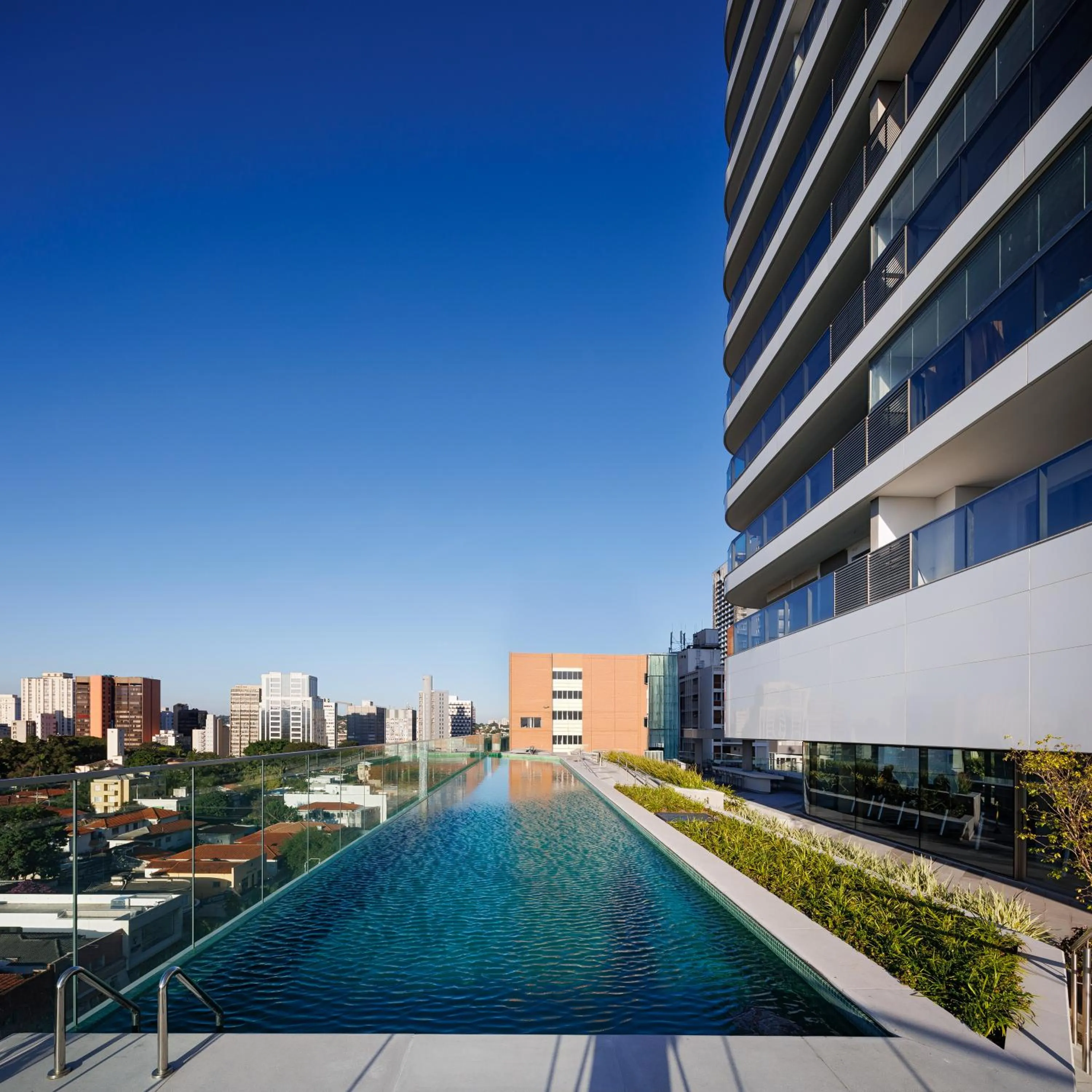 Swimming pool in White 2880 - Pinheiros