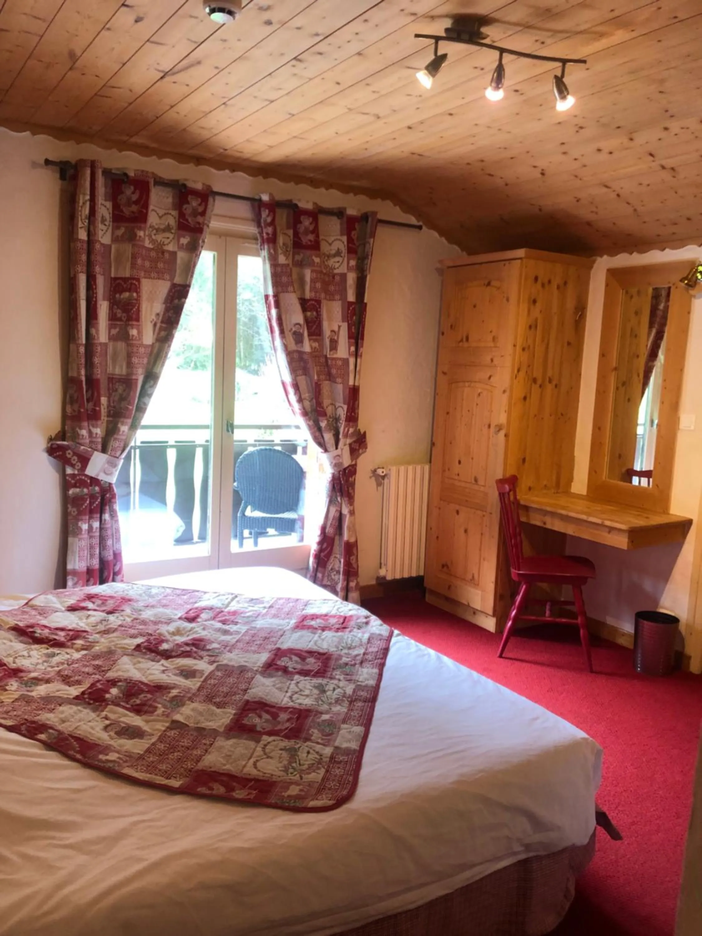 Photo of the whole room, Bed in Hôtel la Kinkerne