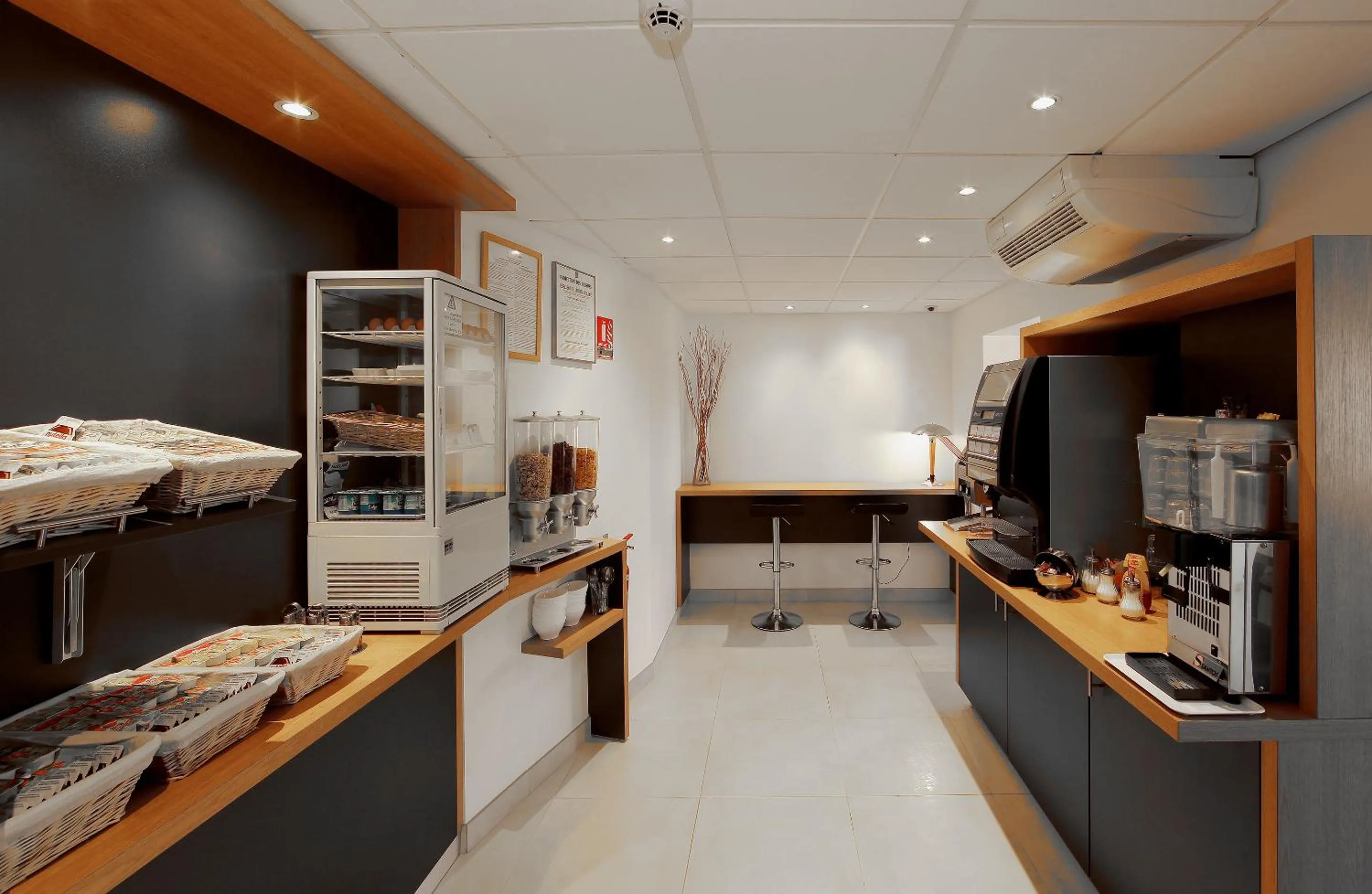 Food and drinks, Bed in In Hotel Nancy Frouard