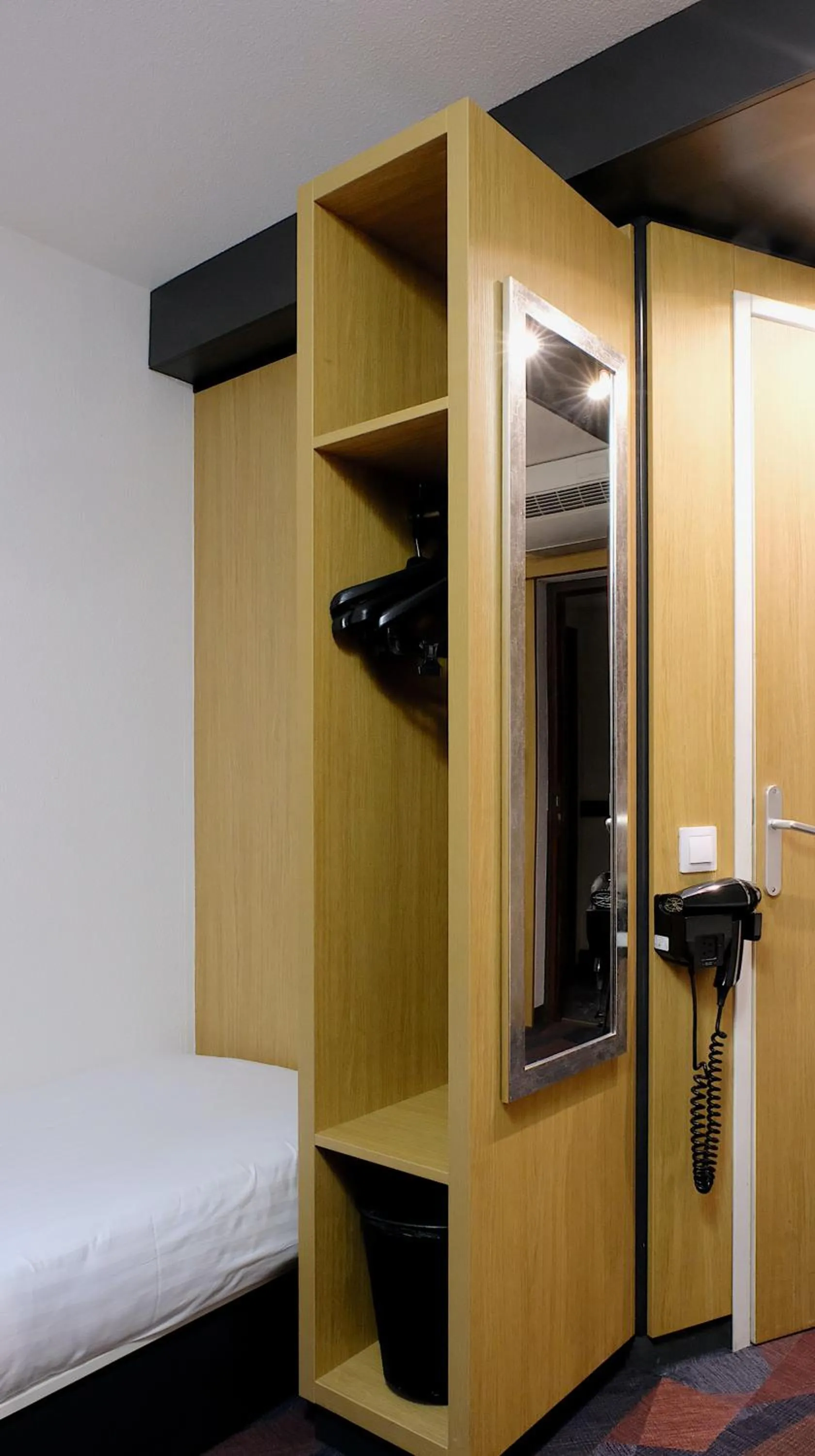 wardrobe in In Hotel Nancy Frouard