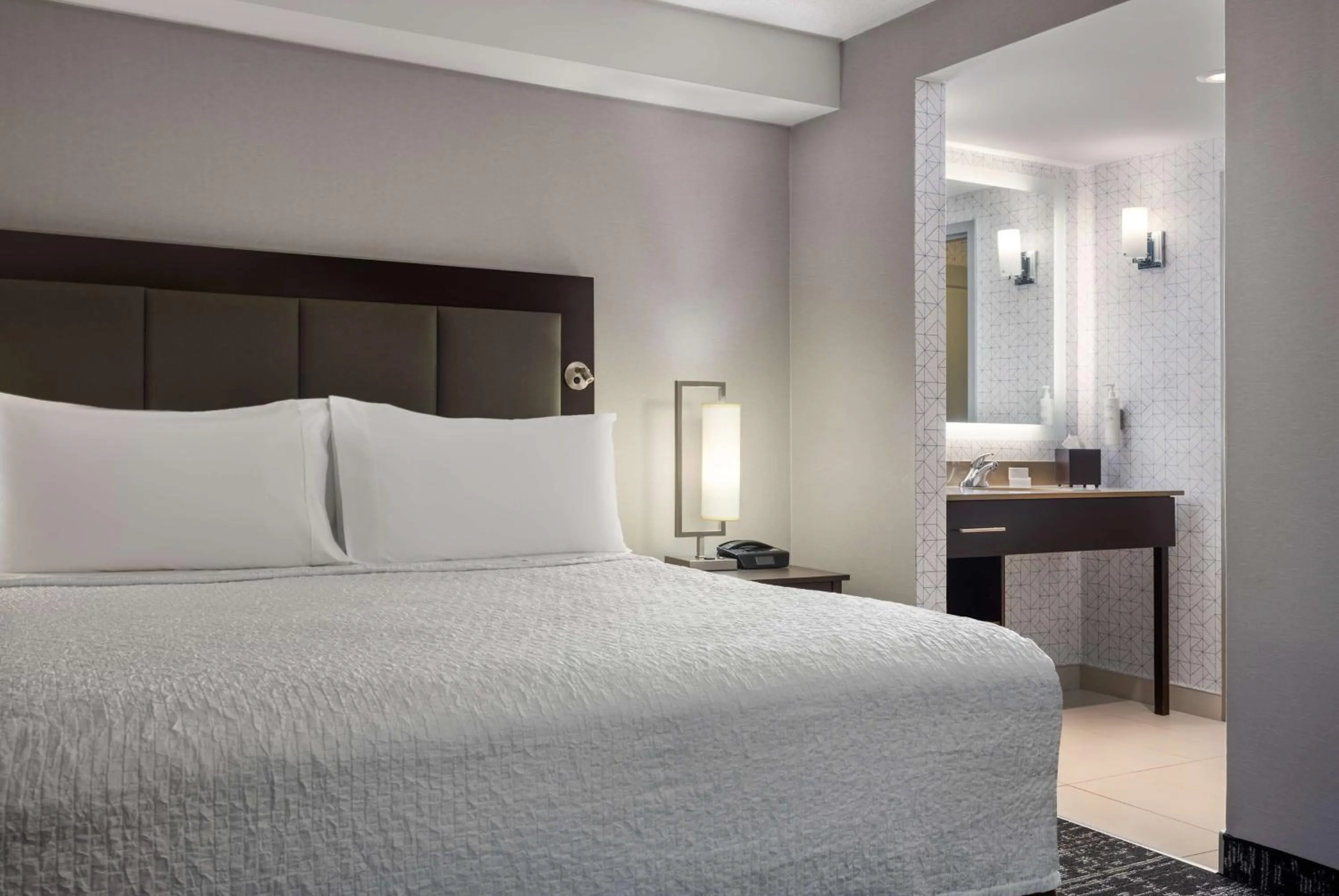 Bathroom, Bed in Homewood Suites by Hilton Waterloo/St. Jacobs