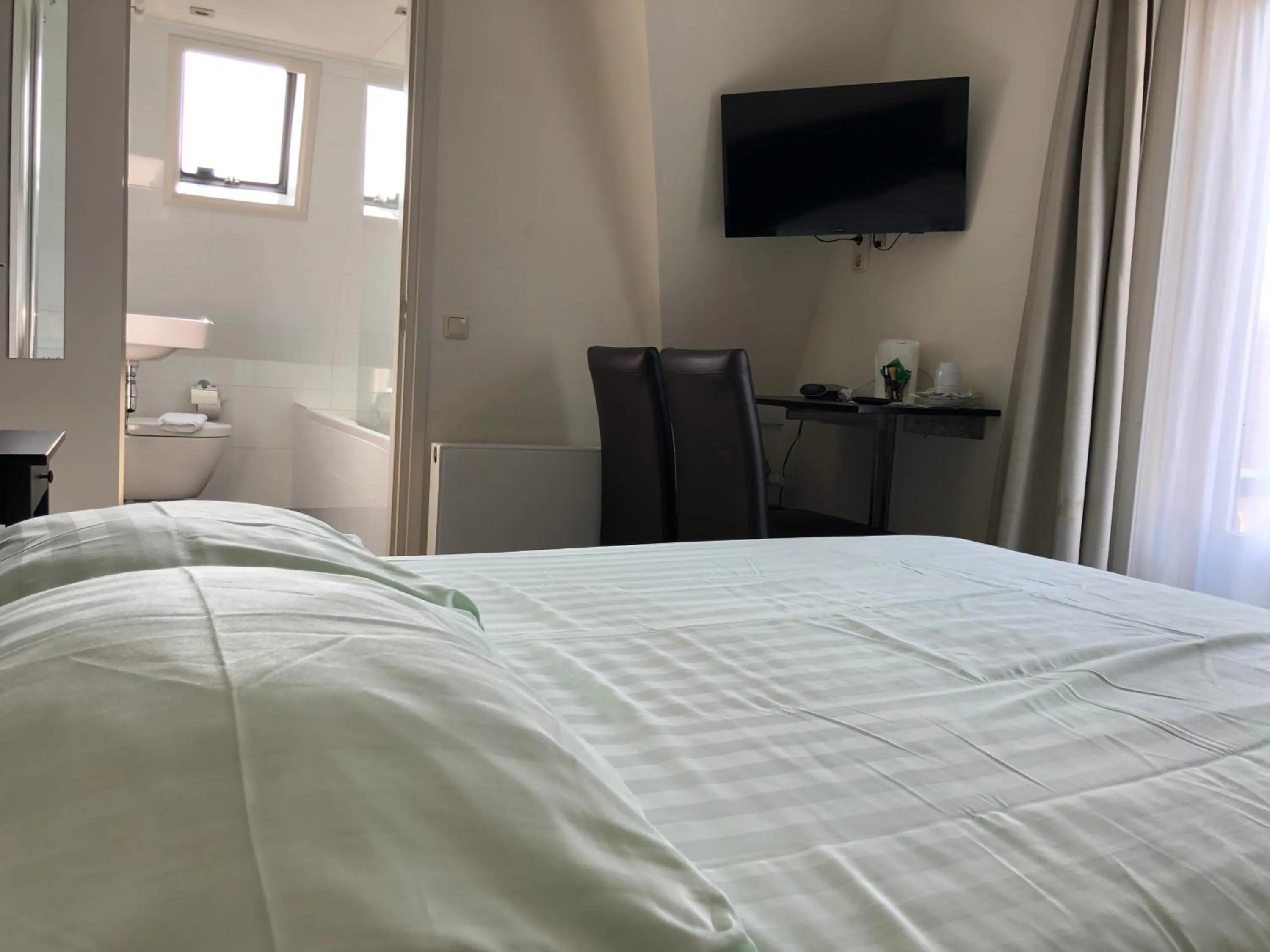 Bathroom, Bed in Hotel 't Sonnehuys