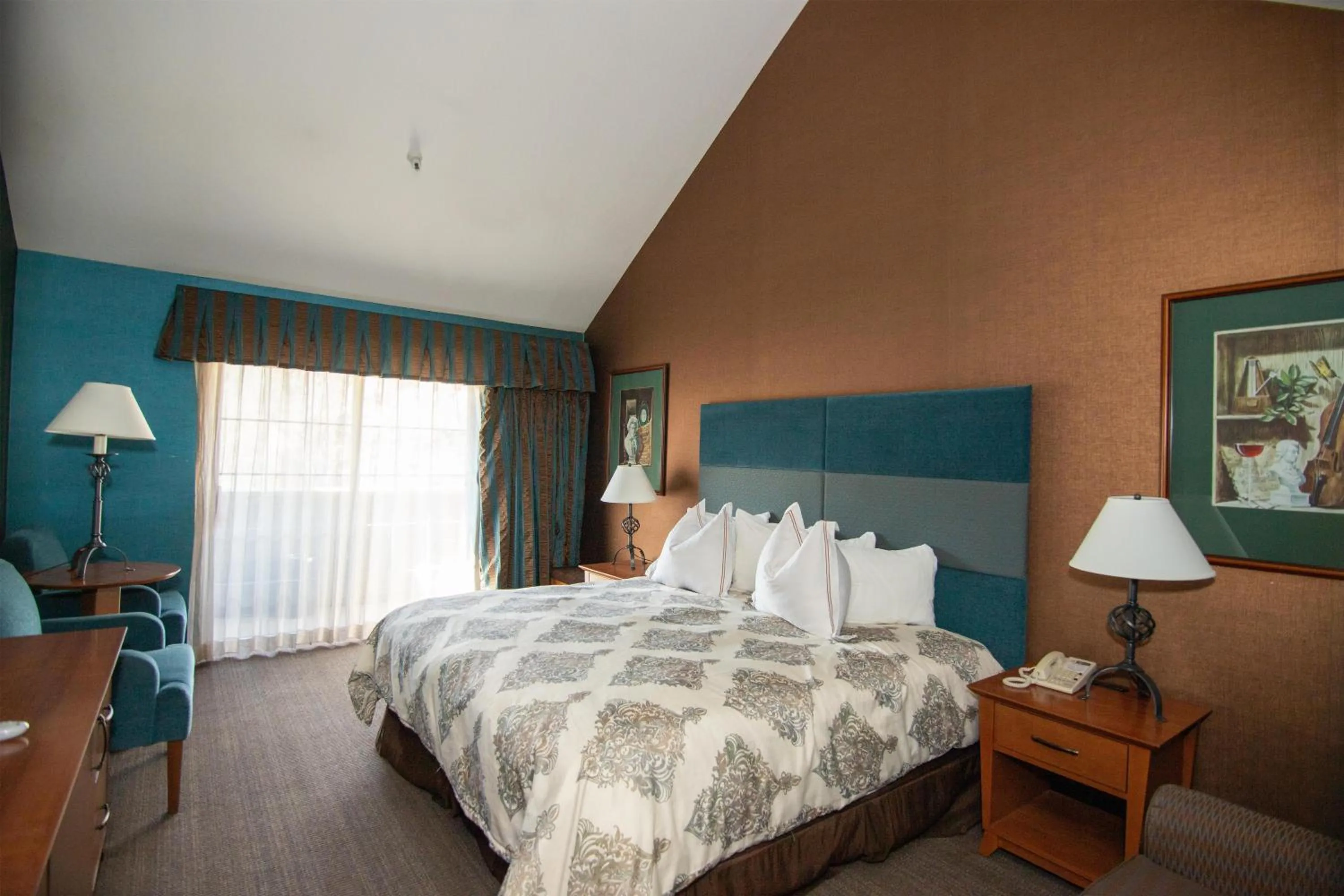 Bedroom, Bed in The Bard's Inn - BW Signature Collection by Best Western