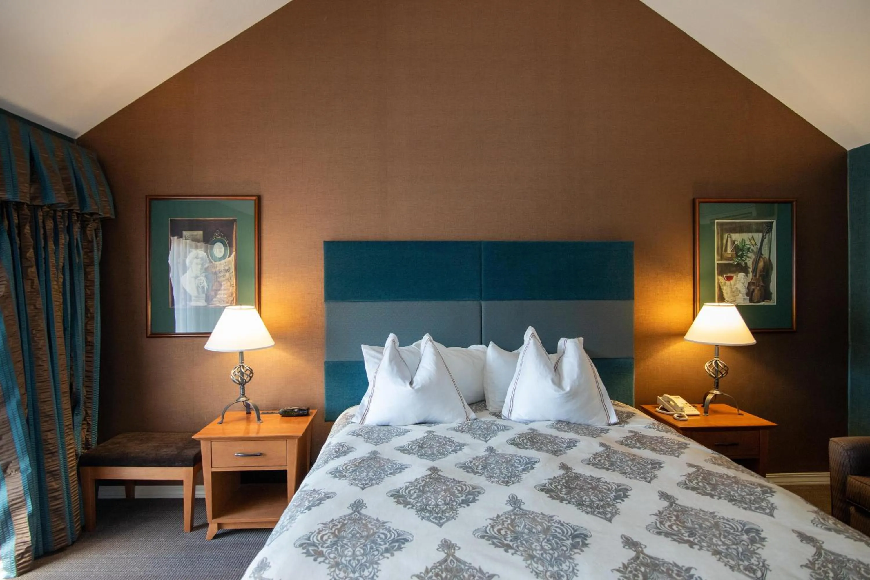 Bedroom, Bed in The Bard's Inn - BW Signature Collection by Best Western