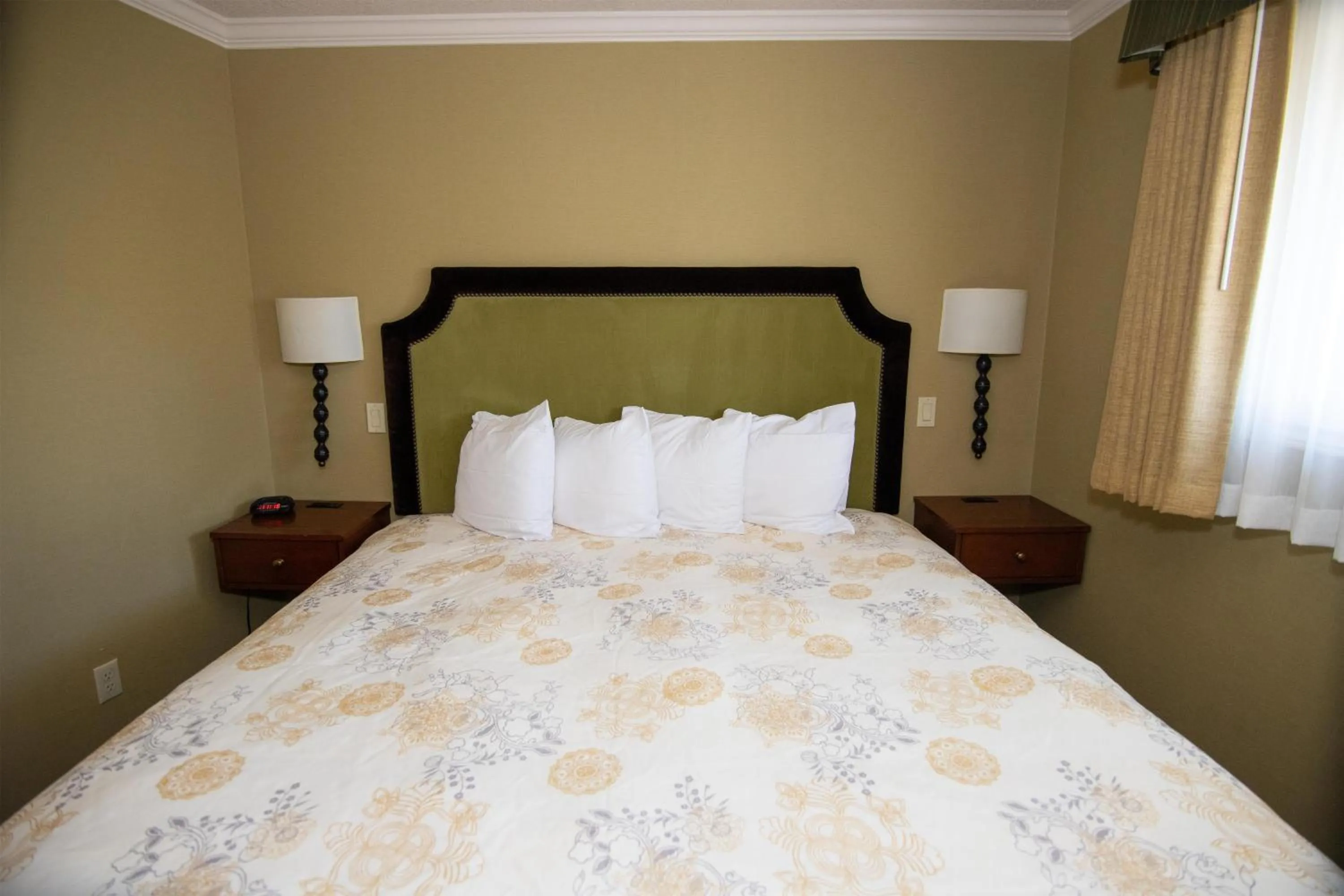 Bedroom, Bed in The Bard's Inn - BW Signature Collection by Best Western