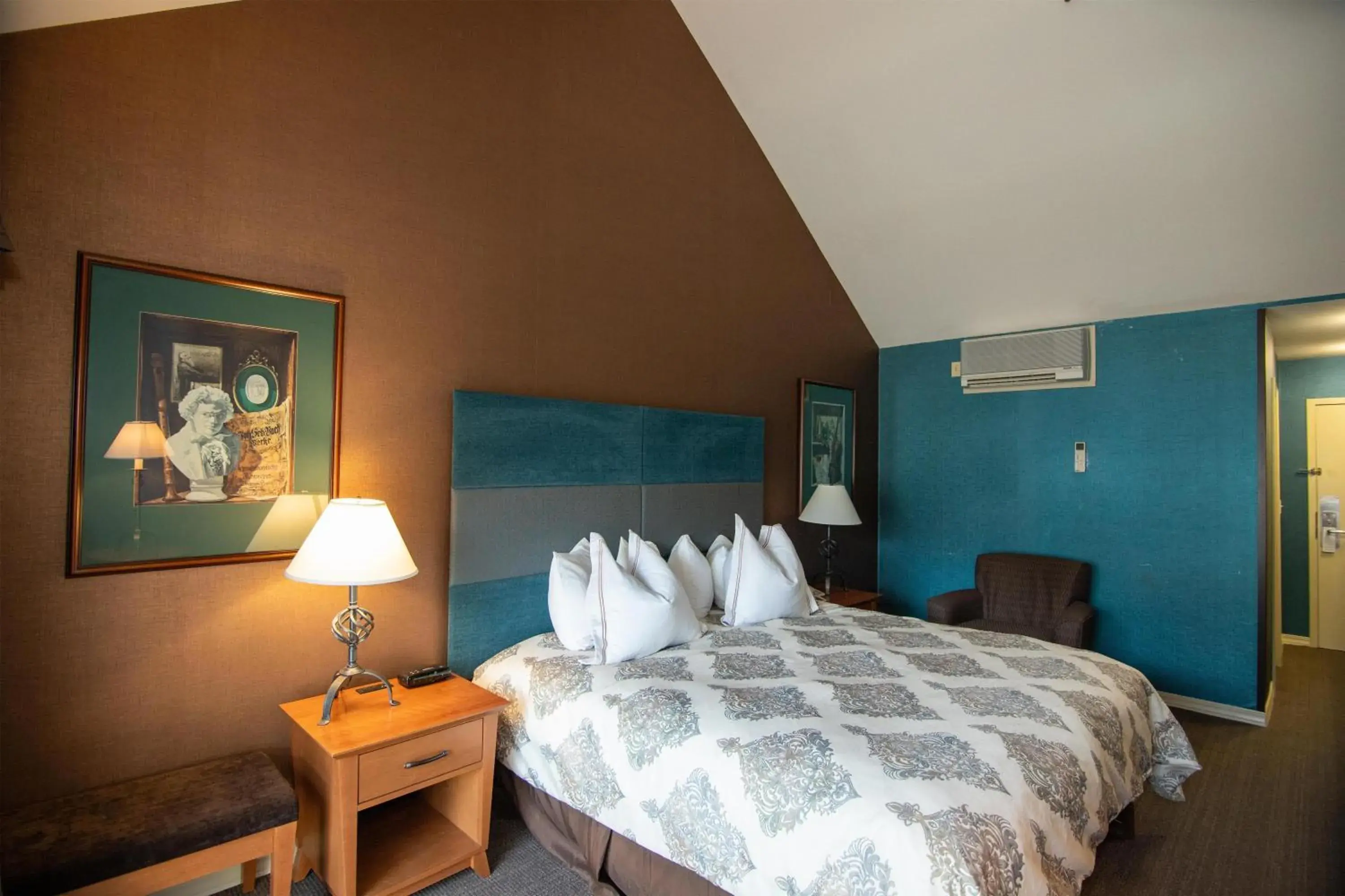 Deluxe King Room with Jetted Tub and Balcony in The Bard's Inn - BW Signature Collection by Best Western Deluxe King Room with Jetted Tub and Balcony in The Bard's Inn - BW Signature Collection by Best Western