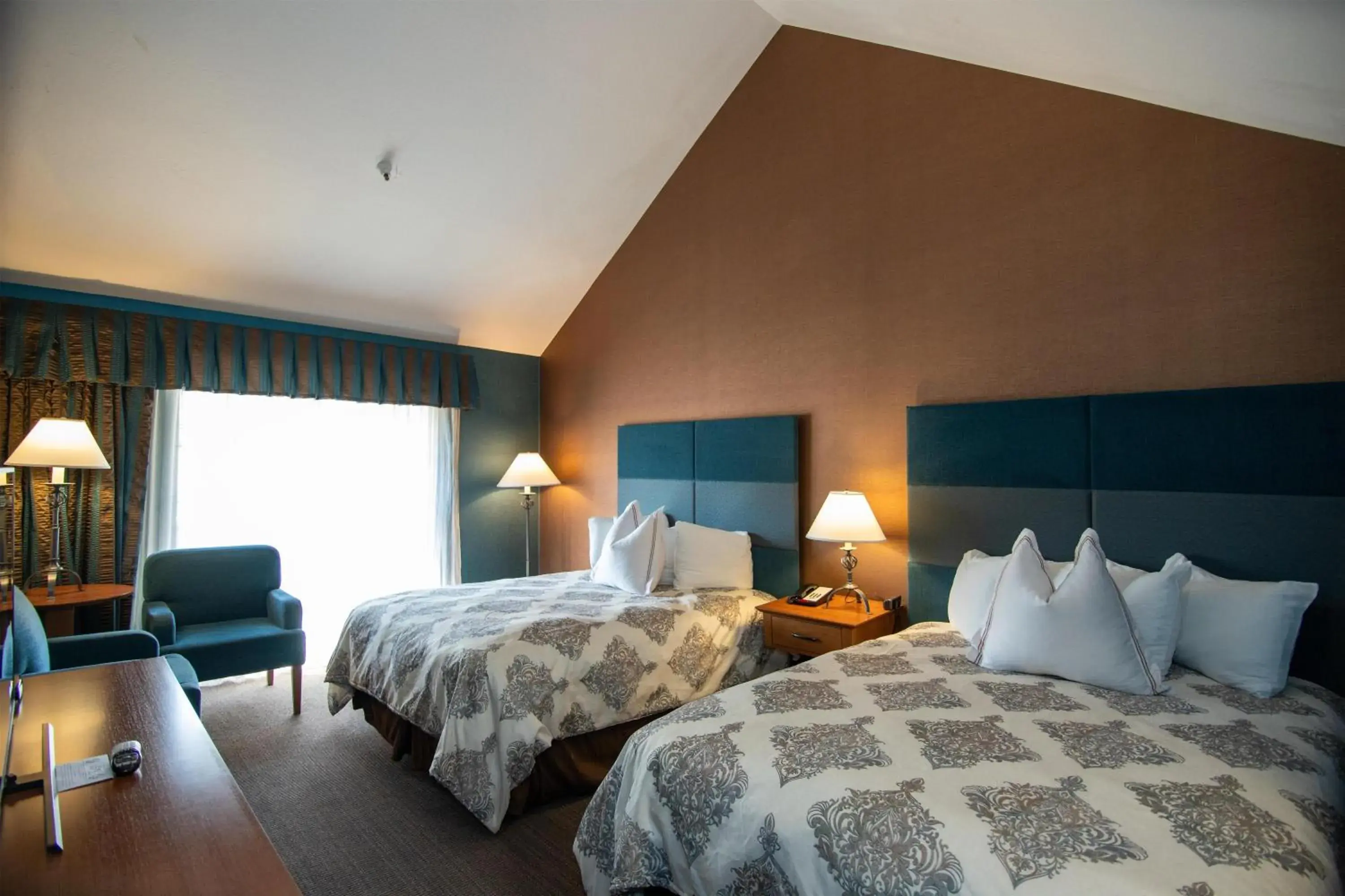 Deluxe Queen Room with Two Queen Beds and Balcony in The Bard's Inn - BW Signature Collection by Best Western Deluxe Queen Room with Two Queen Beds and Balcony in The Bard's Inn - BW Signature Collection by Best Western