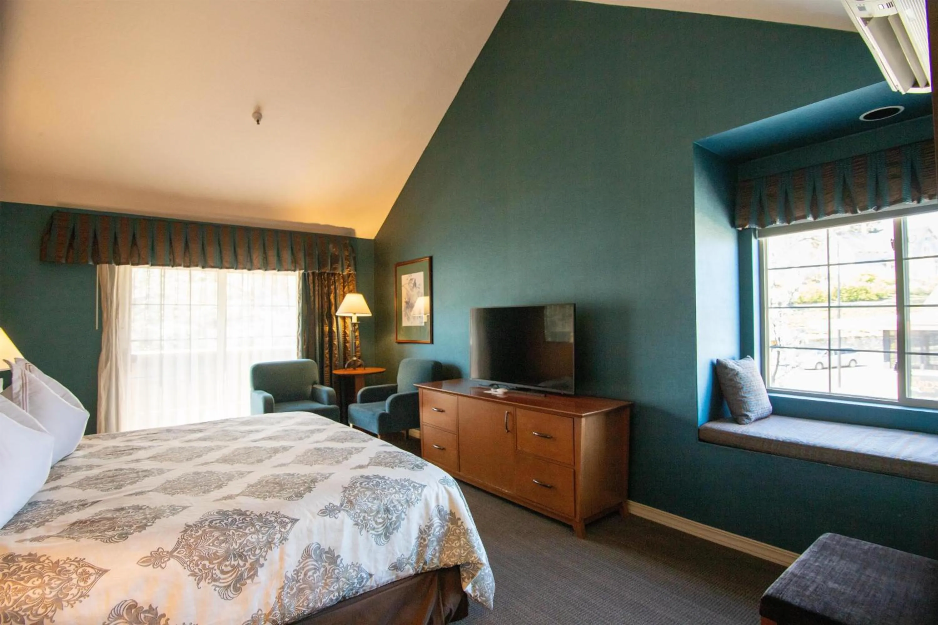 Bedroom, Bed in The Bard's Inn - BW Signature Collection by Best Western