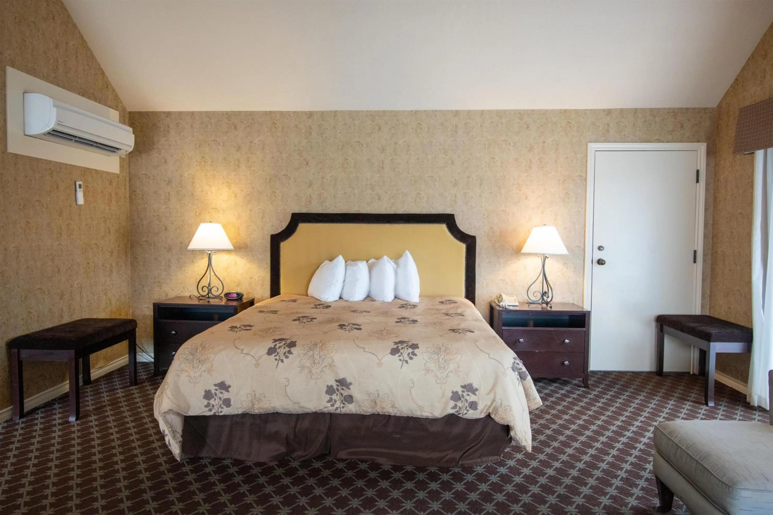 Bedroom, Bed in The Bard's Inn - BW Signature Collection by Best Western