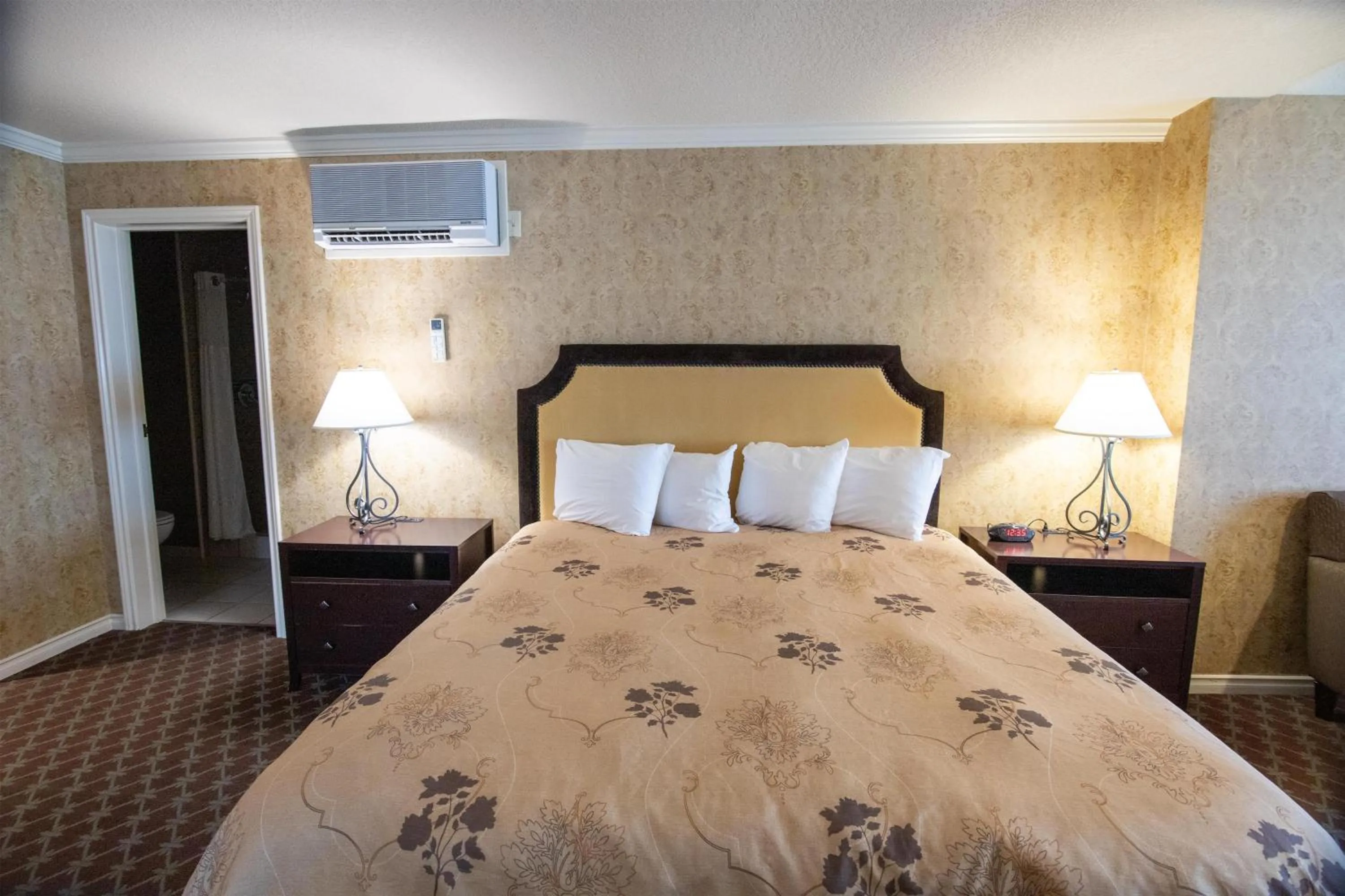 Bedroom, Bed in The Bard's Inn - BW Signature Collection by Best Western