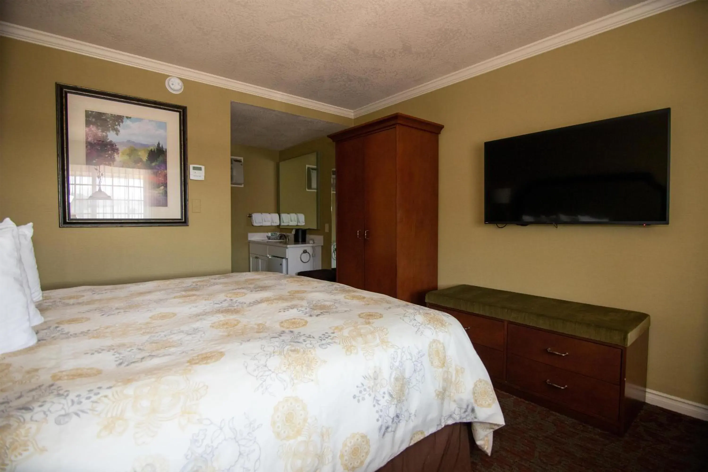 King Room - Pet-Friendly in The Bard's Inn - BW Signature Collection by Best Western King Room - Pet-Friendly in The Bard's Inn - BW Signature Collection by Best Western