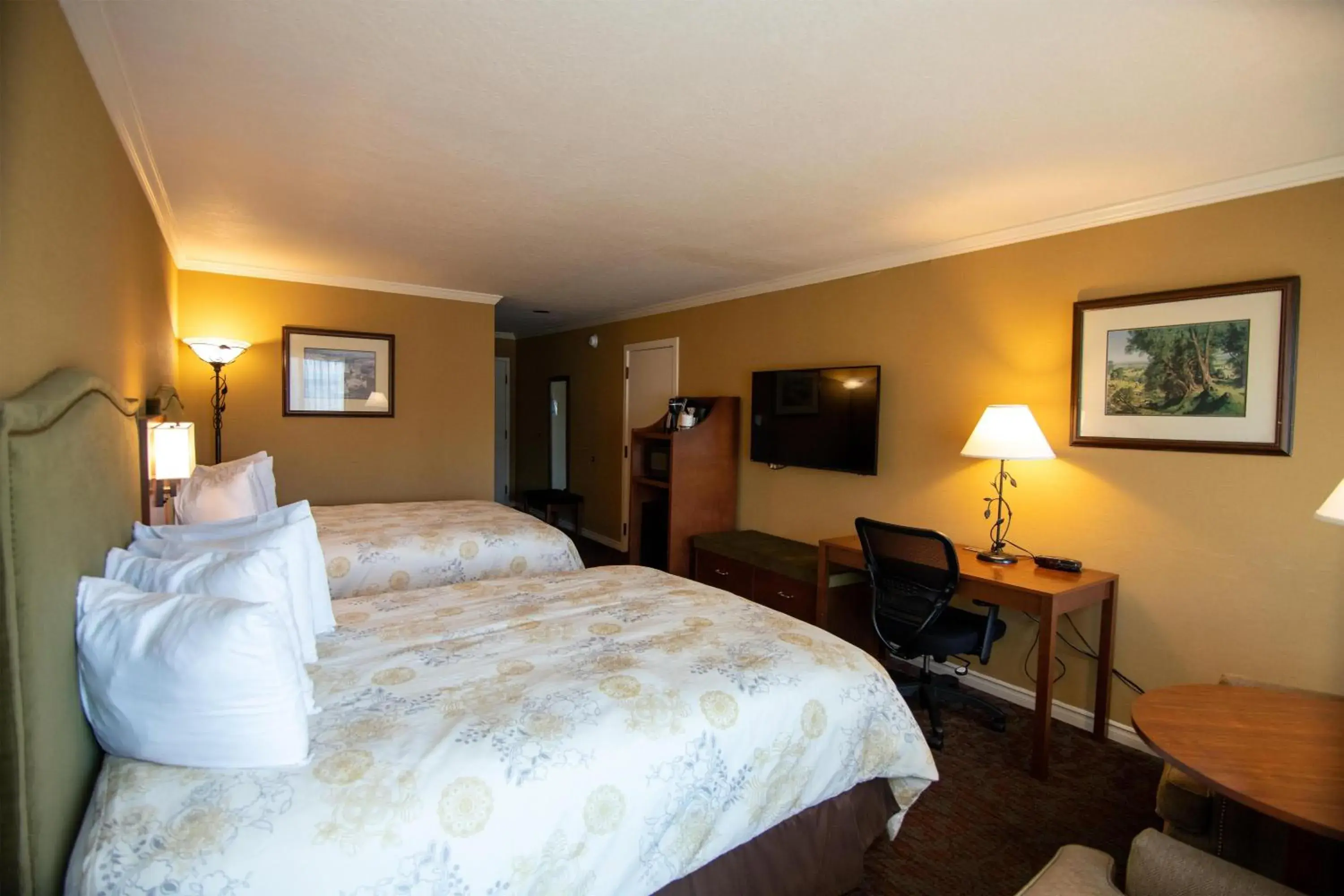 Queen Room with Two Queen Beds and Balcony - Mobility Access with Walk-In Shower in The Bard's Inn - BW Signature Collection by Best Western Queen Room with Two Queen Beds and Balcony - Mobility Access with Walk-In Shower in The Bard's Inn - BW Signature Collection by Best Western