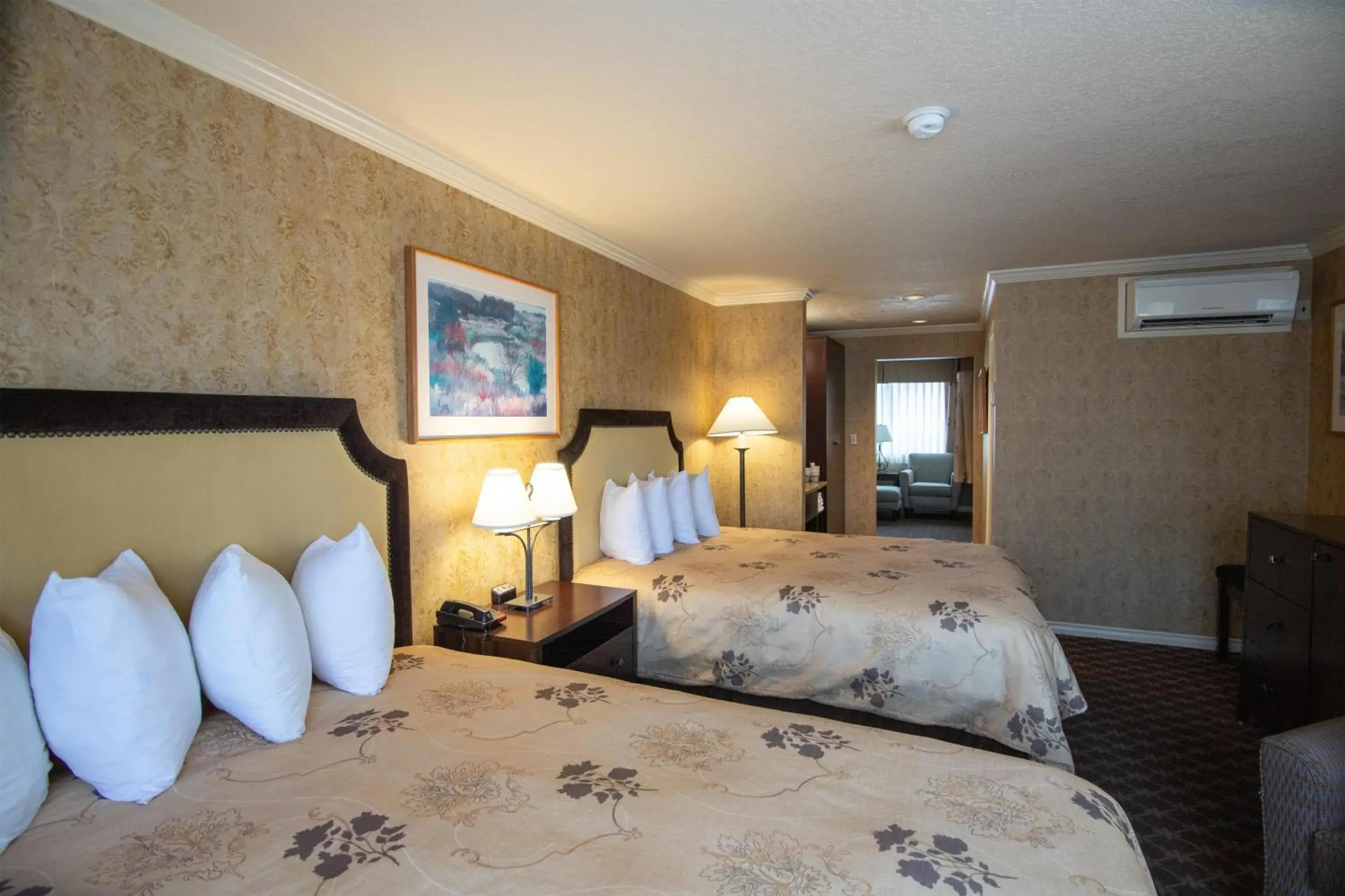 Deluxe Queen Room with Two Queen Beds in The Bard's Inn - BW Signature Collection by Best Western Deluxe Queen Room with Two Queen Beds in The Bard's Inn - BW Signature Collection by Best Western