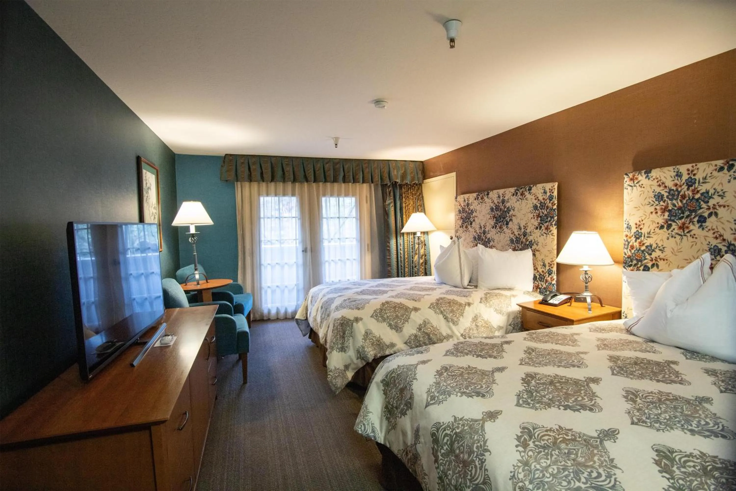 Bedroom, Bed in The Bard's Inn - BW Signature Collection by Best Western