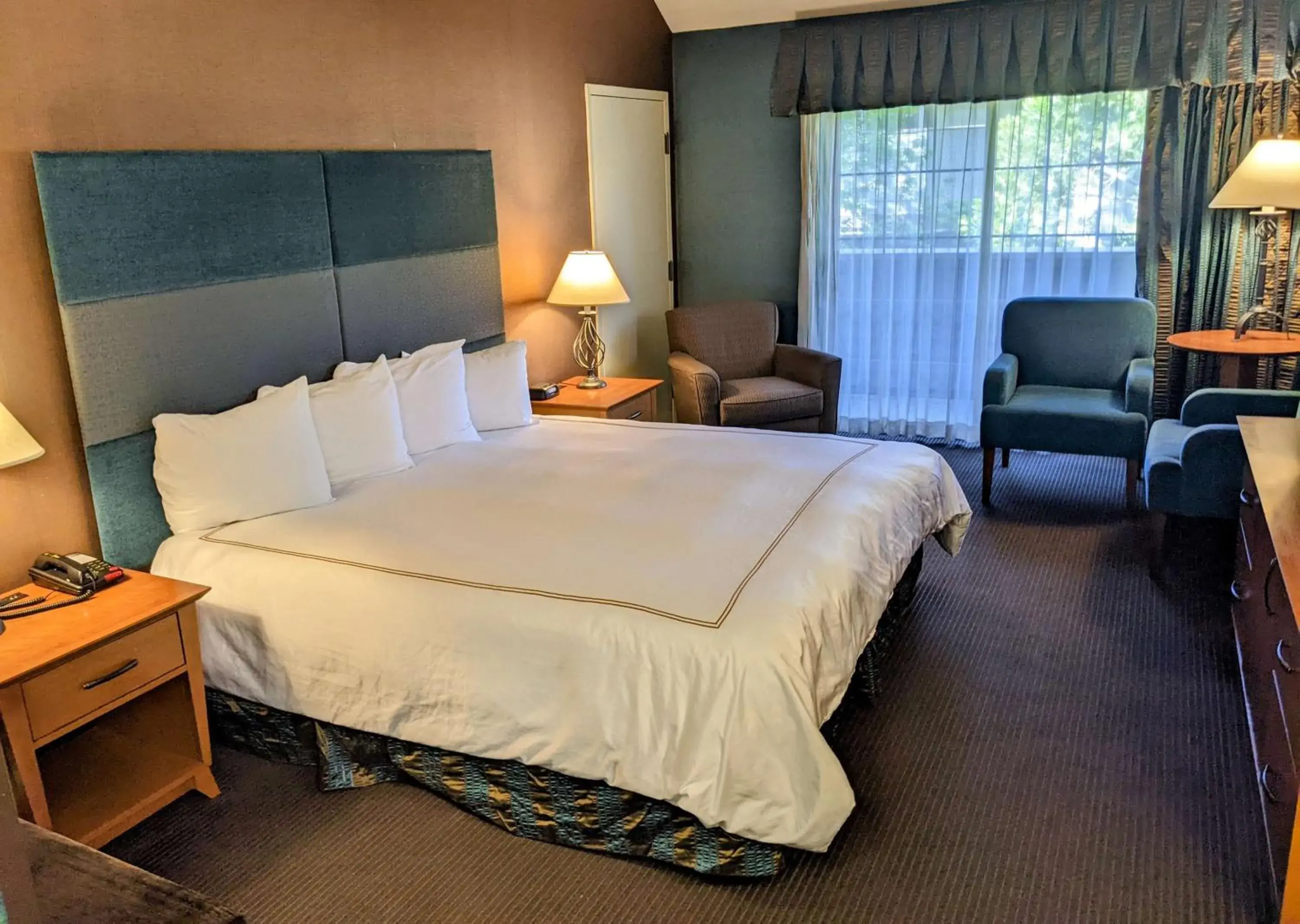 Deluxe King Room with Balcony in The Bard's Inn - BW Signature Collection by Best Western Deluxe King Room with Balcony in The Bard's Inn - BW Signature Collection by Best Western