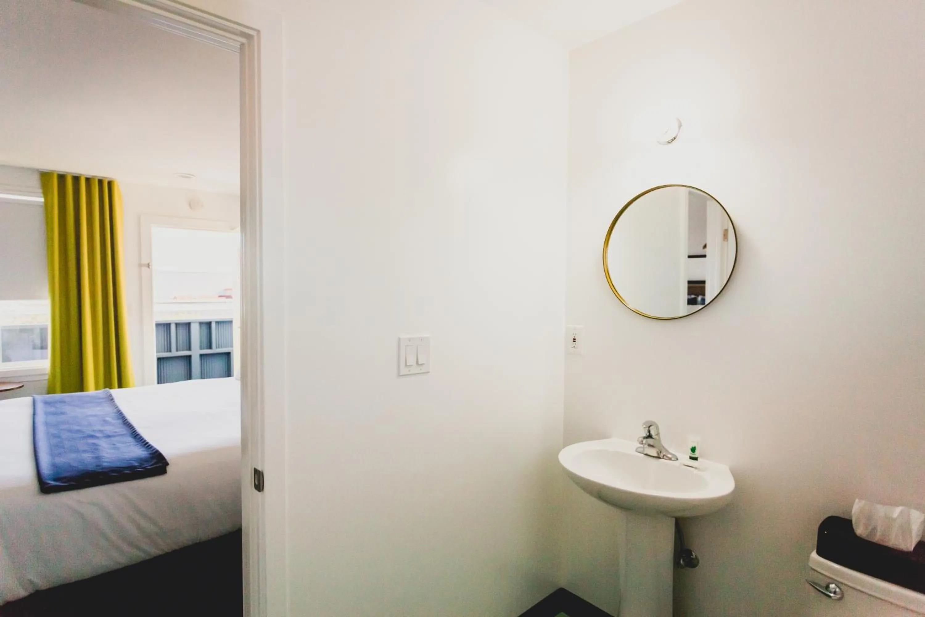 Bathroom, Bed in Mylo Hotel