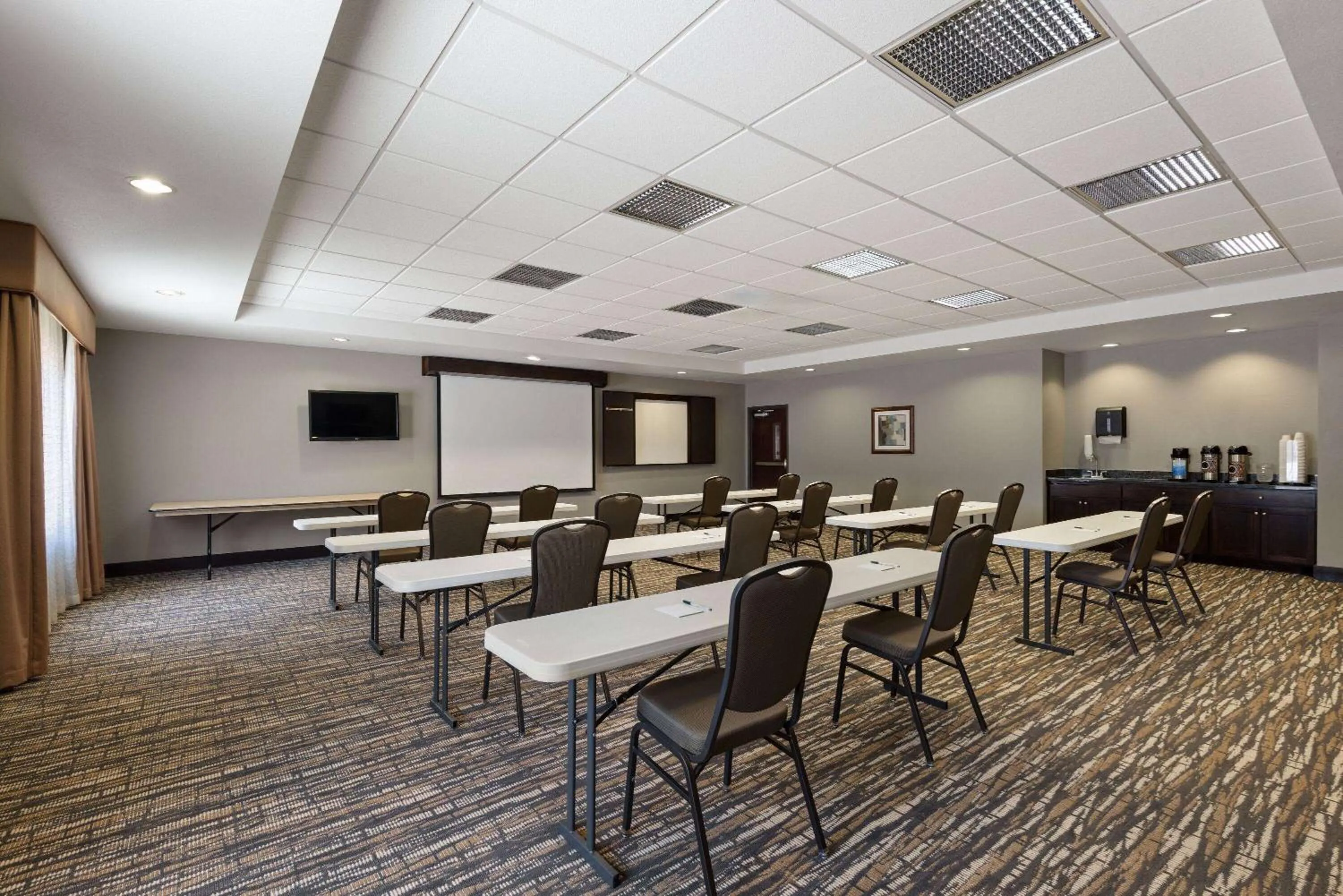 Meeting/conference room in La Quinta by Wyndham Sioux Falls