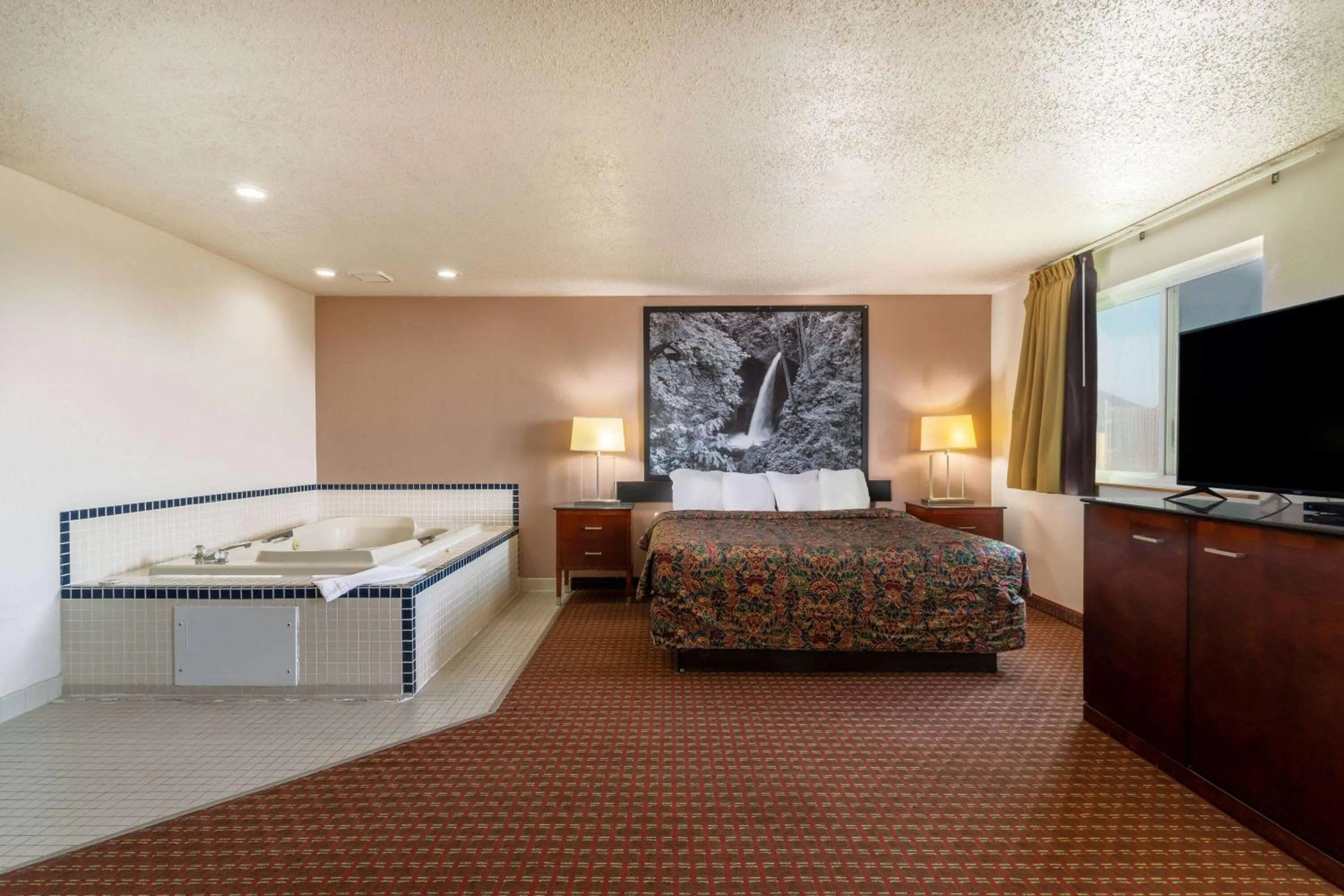 Photo of the whole room, Bed in Super 8 by Wyndham Pendleton