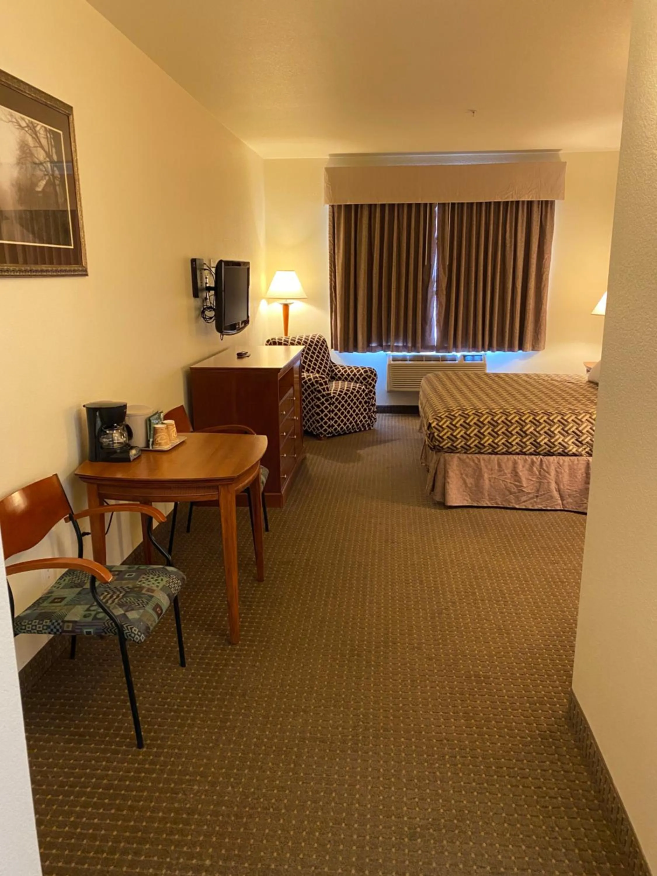 Bed in A Riverside Inn Travelodge by Wyndham