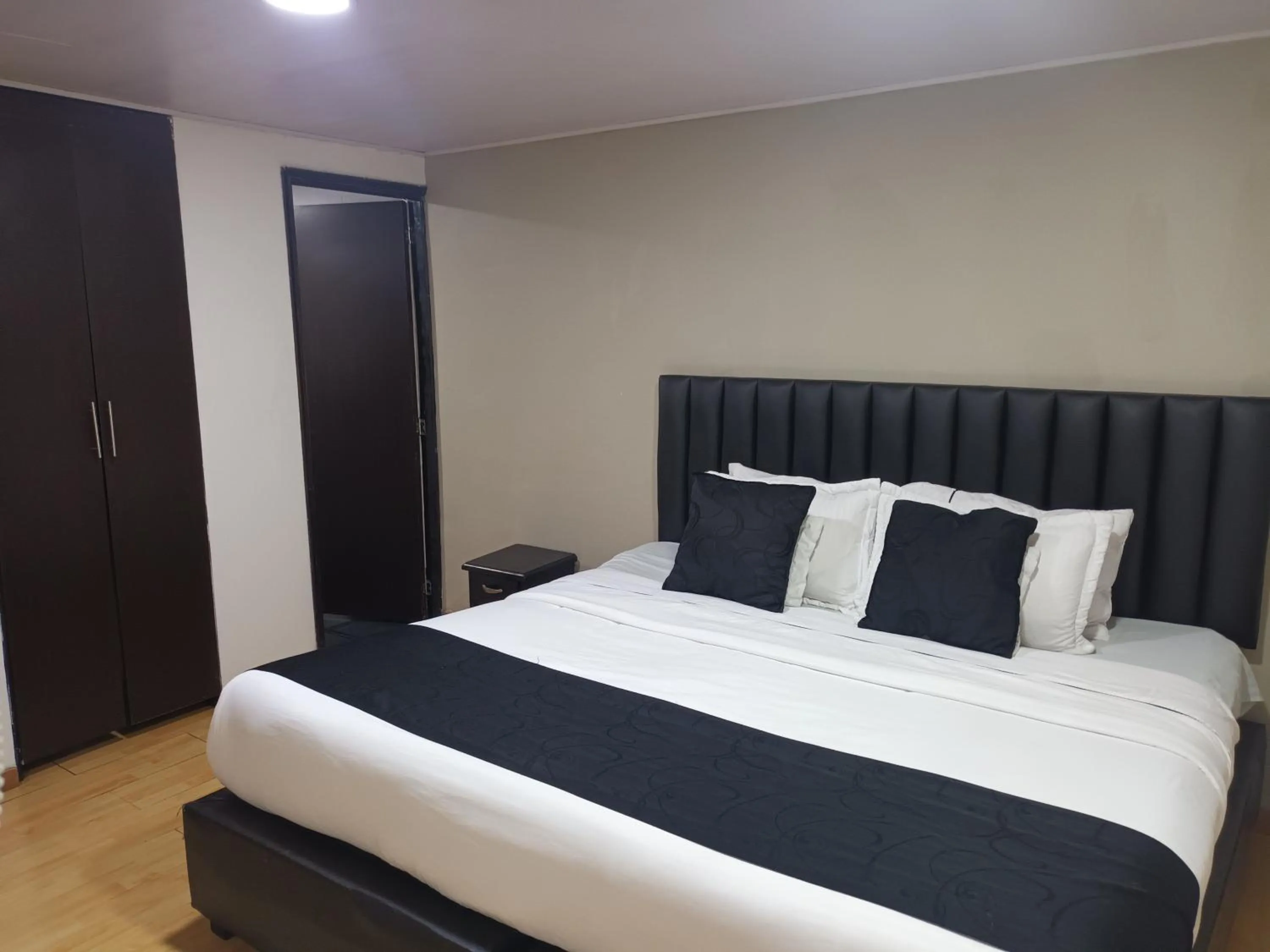 Bedroom, Bed in Hotel Santiago Plaza