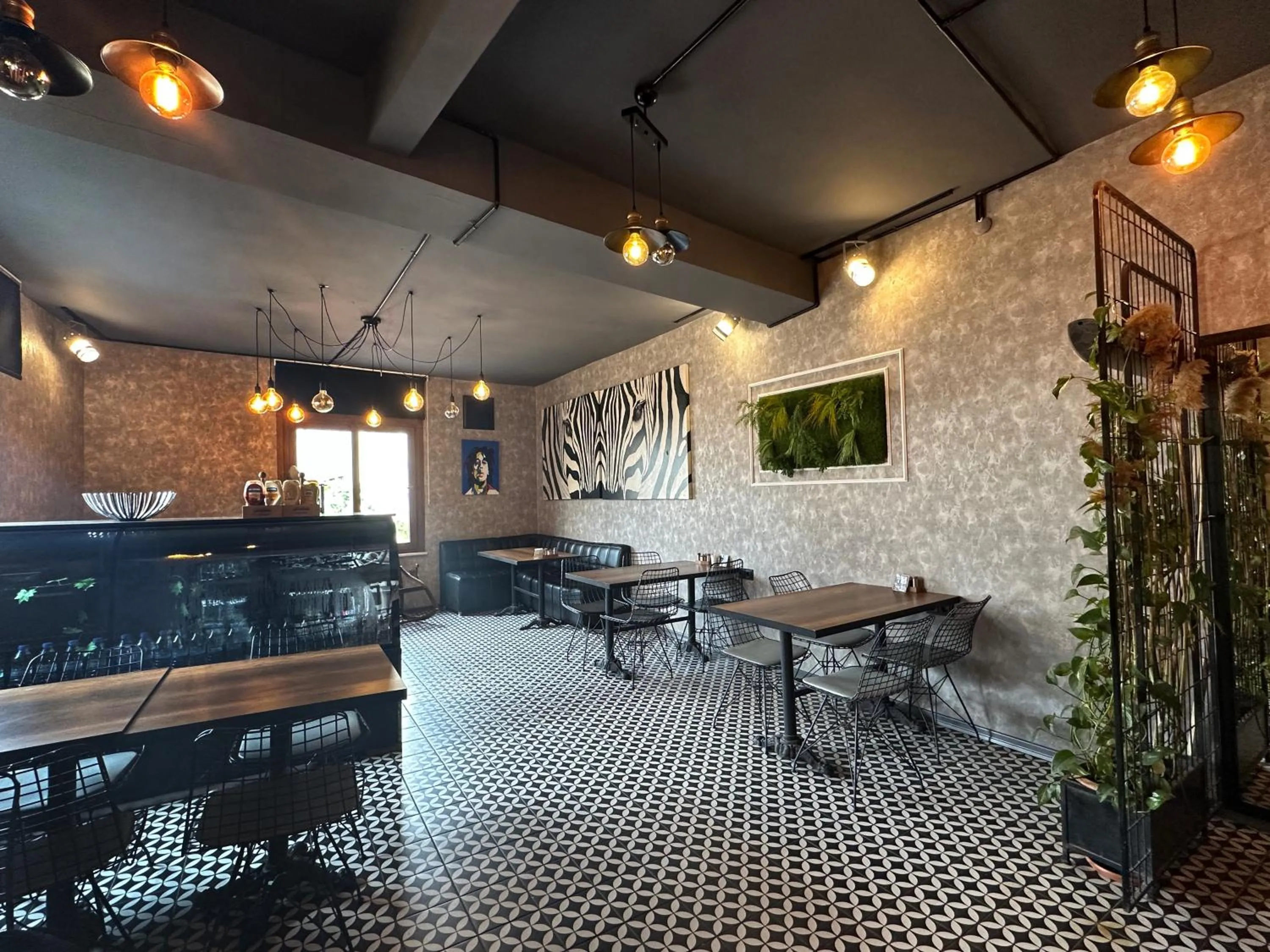 Restaurant/places to eat in Black Art Otel