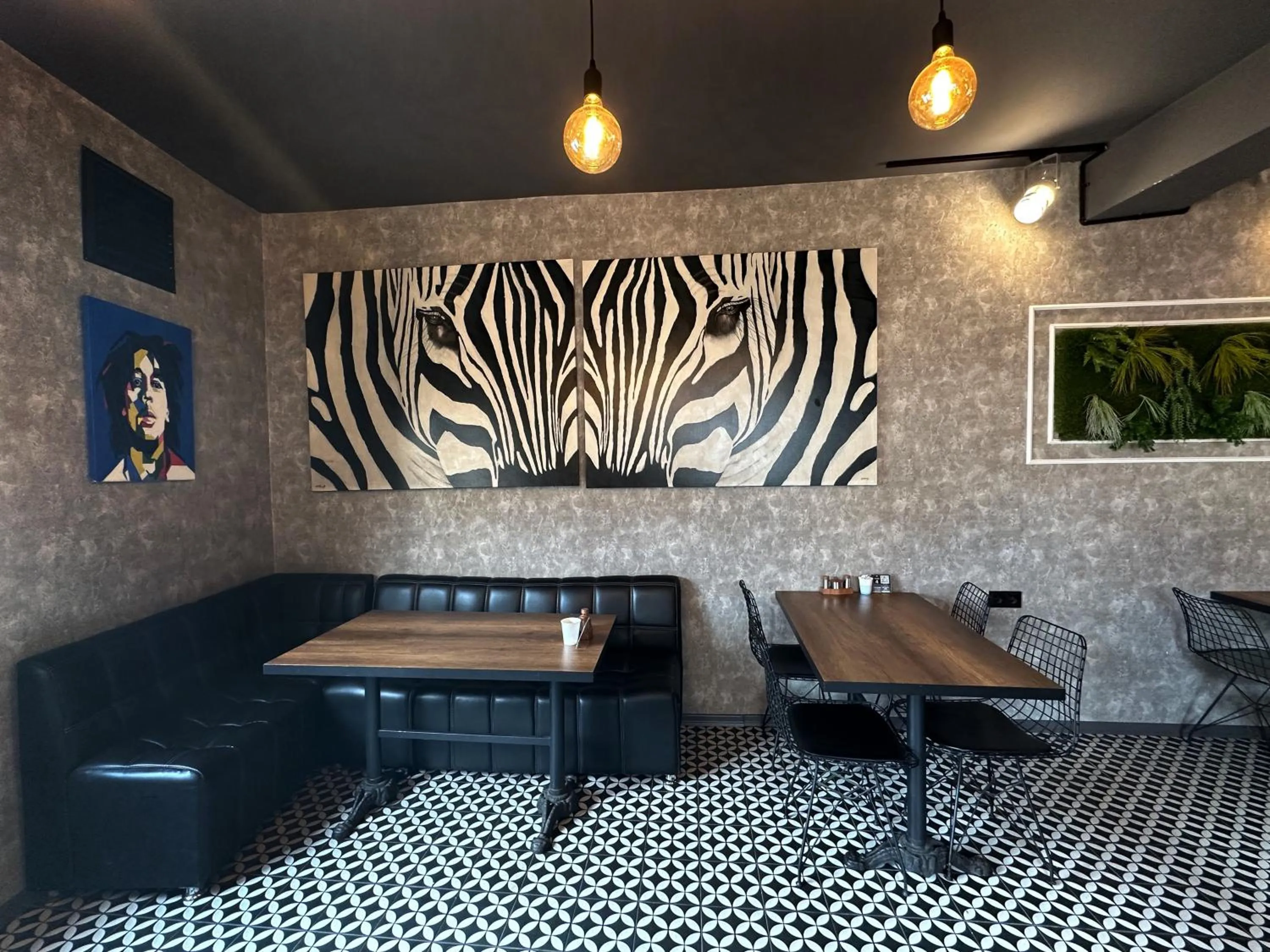 Restaurant/places to eat in Black Art Otel