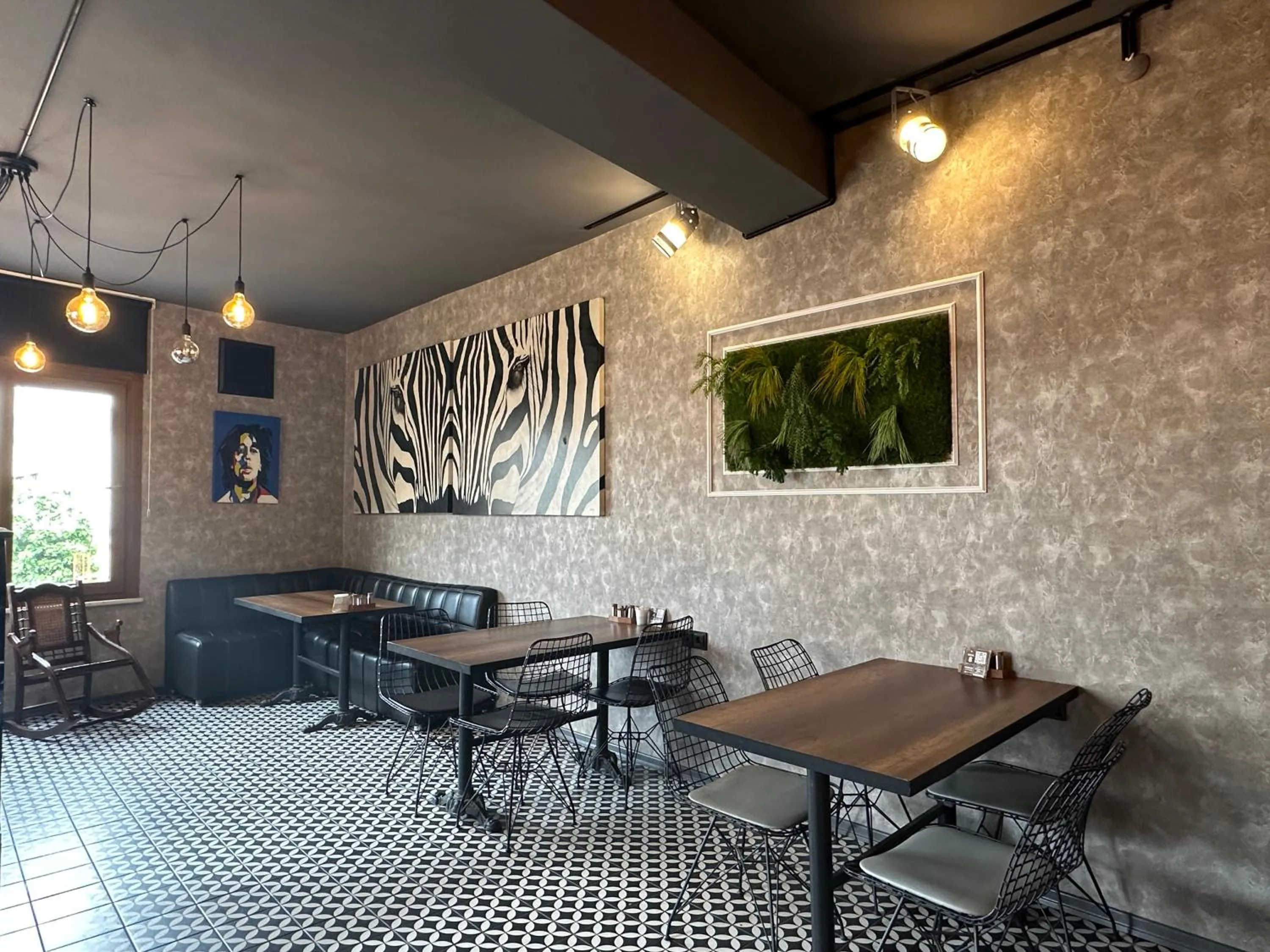 Restaurant/places to eat in Black Art Otel