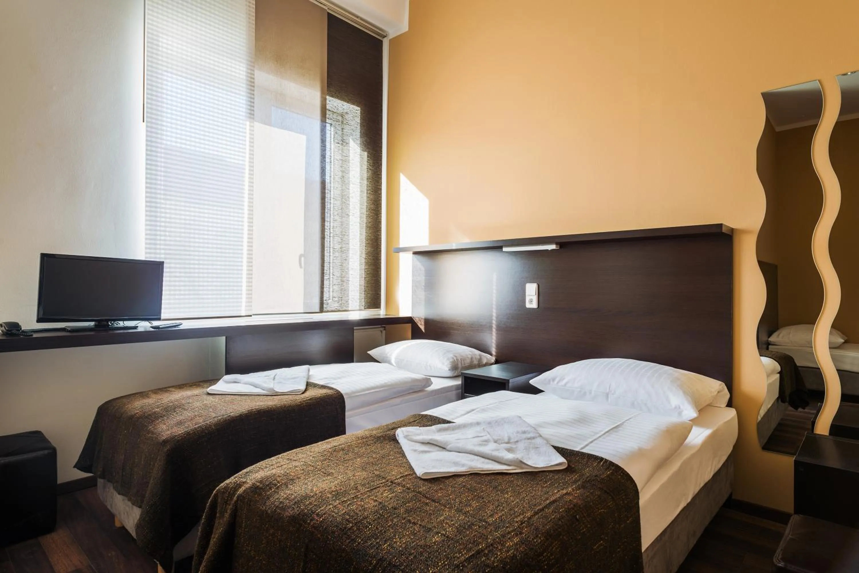 Bedroom, Bed in Apple City Hotel