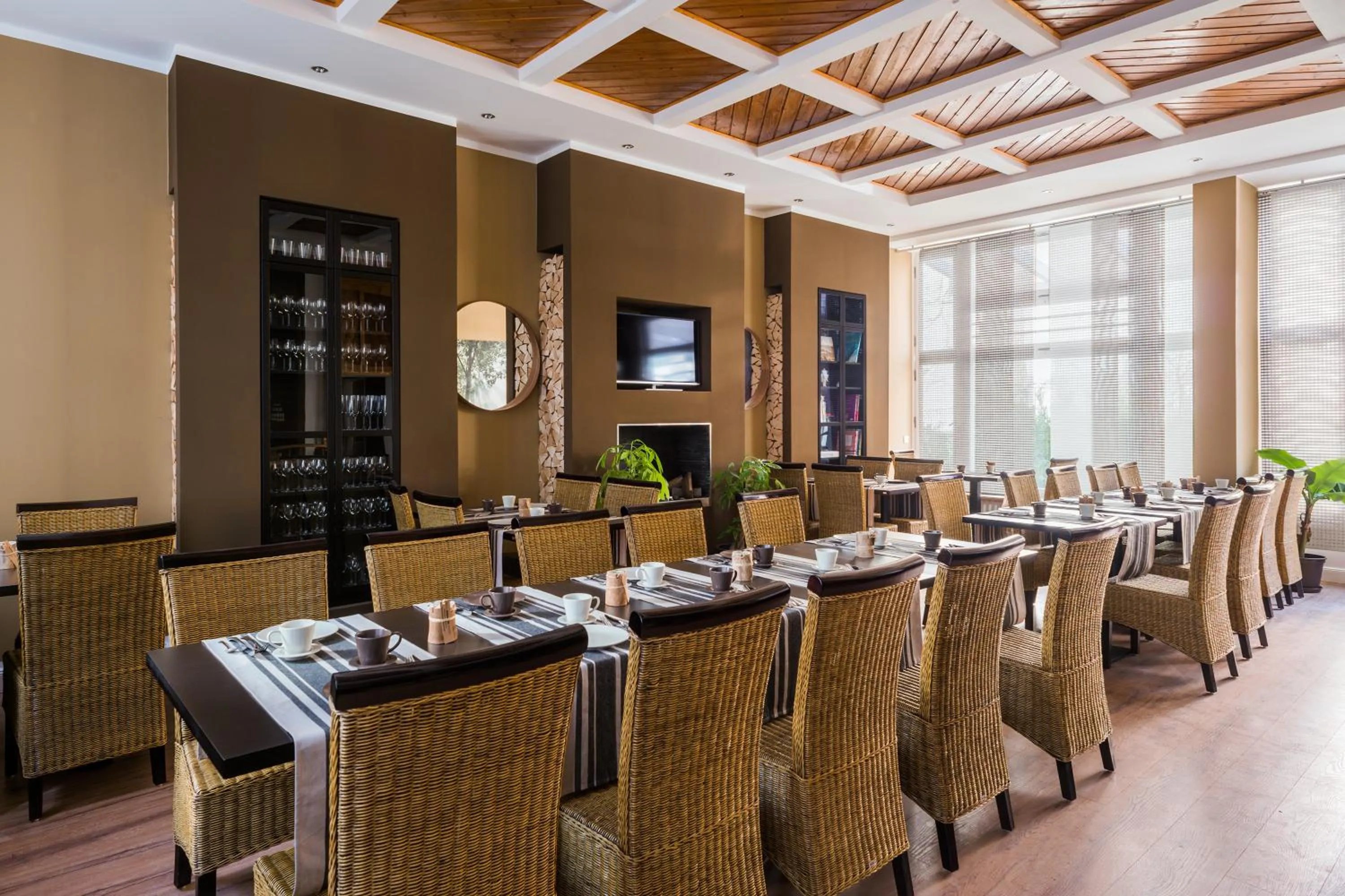 Restaurant/places to eat in Apple City Hotel