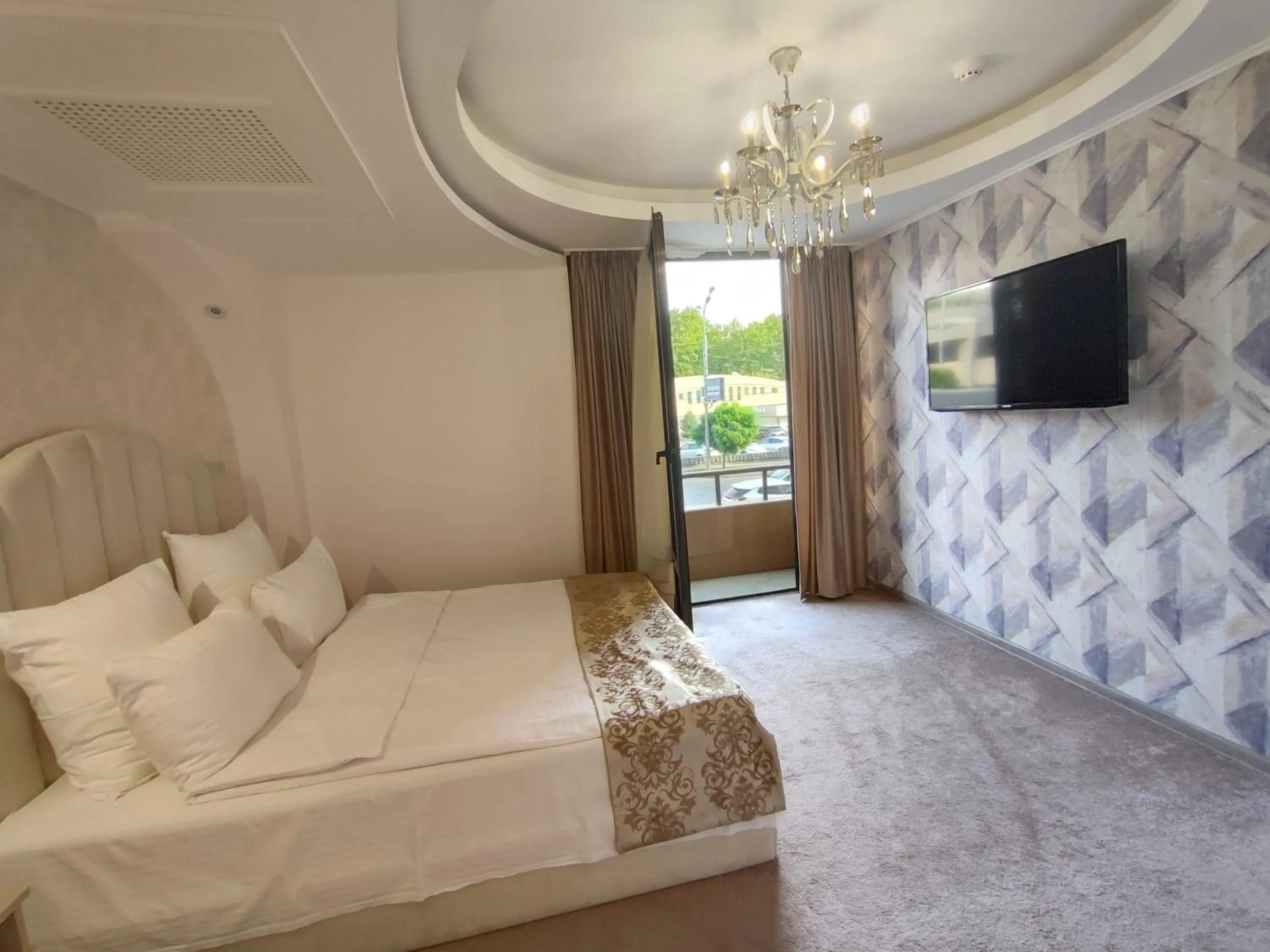 Balcony/Terrace, Bed in DeLin Hotel And Tours