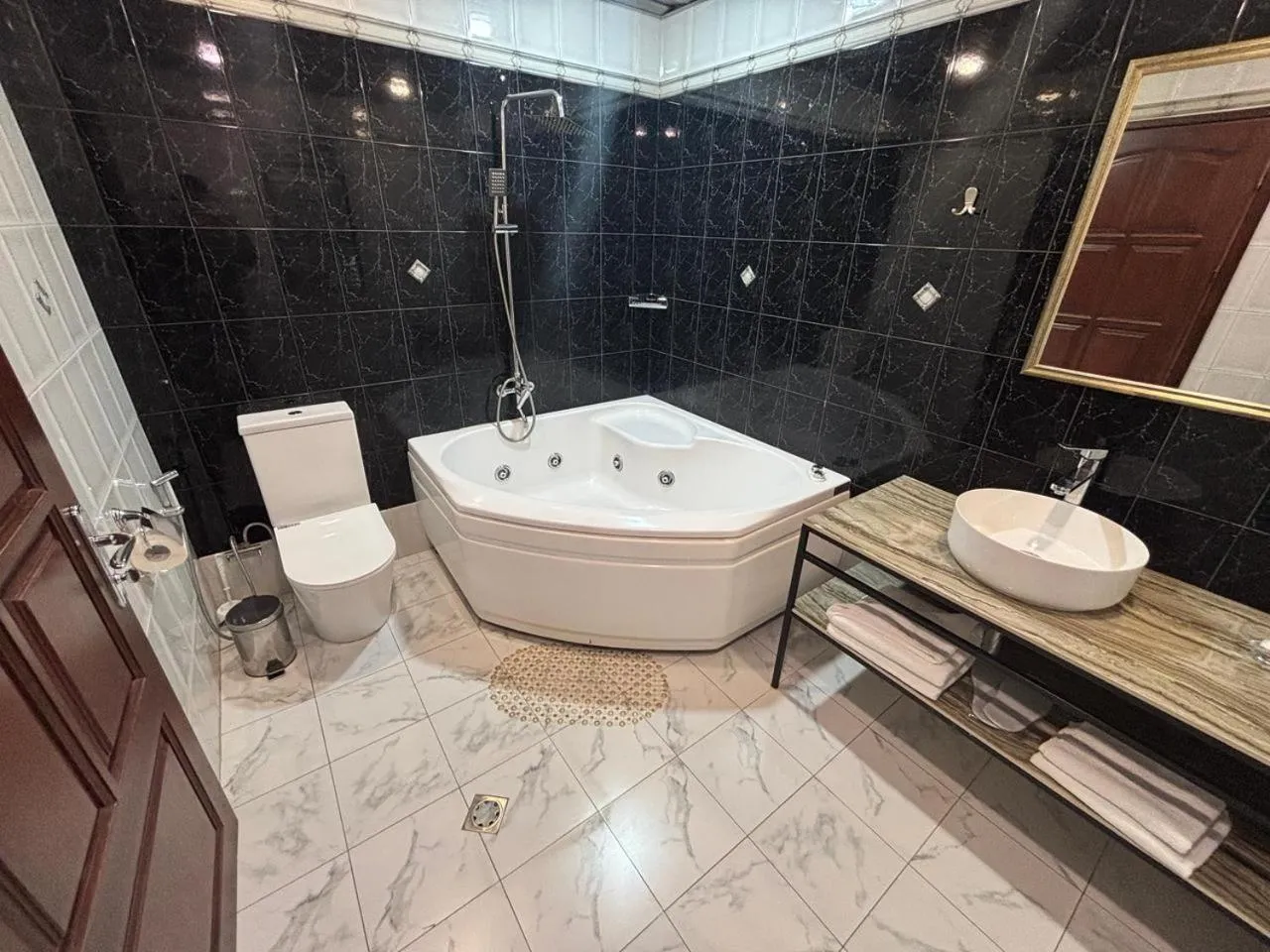 DeLin Hotel And Tours