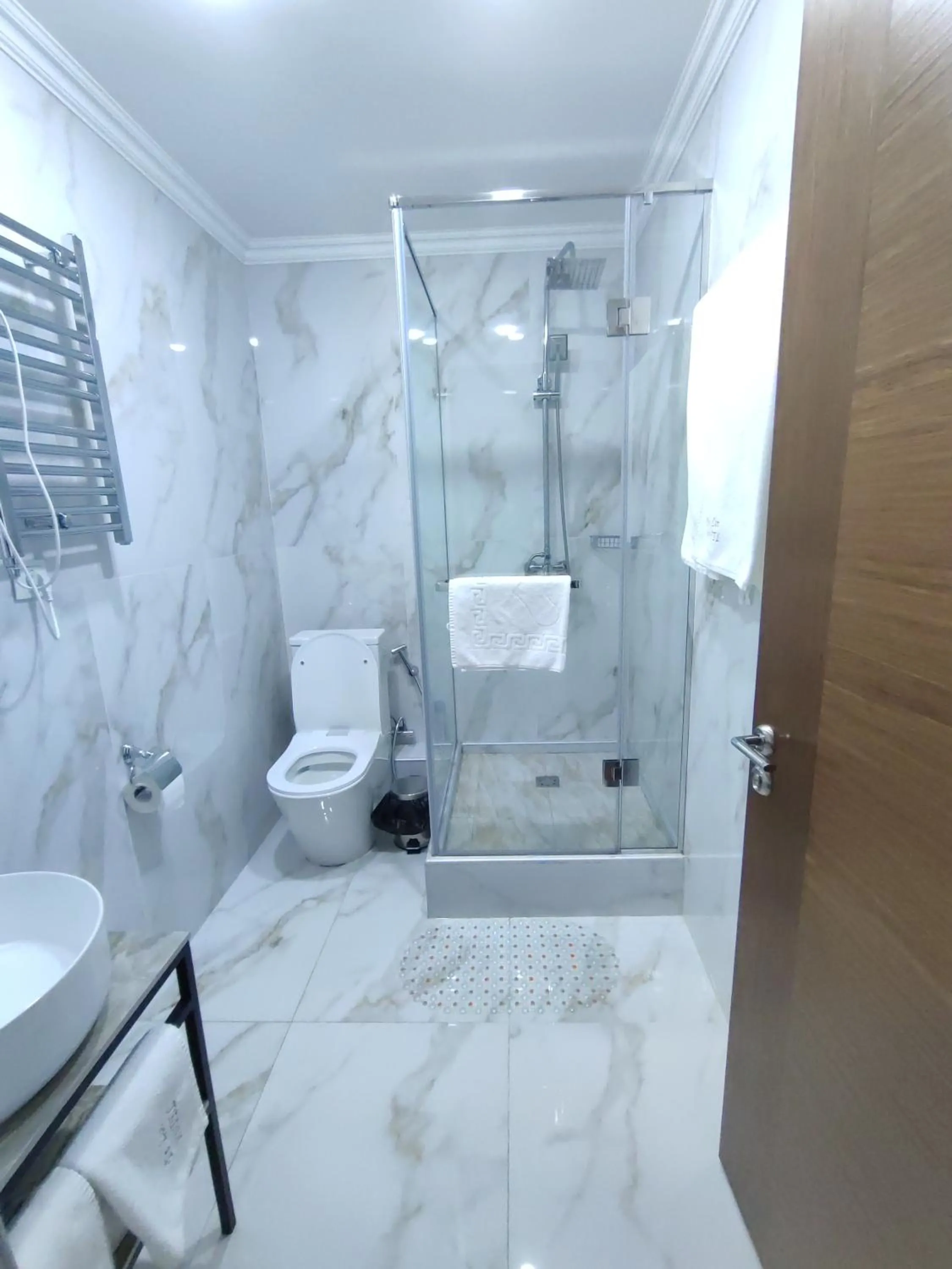 Shower in DeLin Hotel And Tours