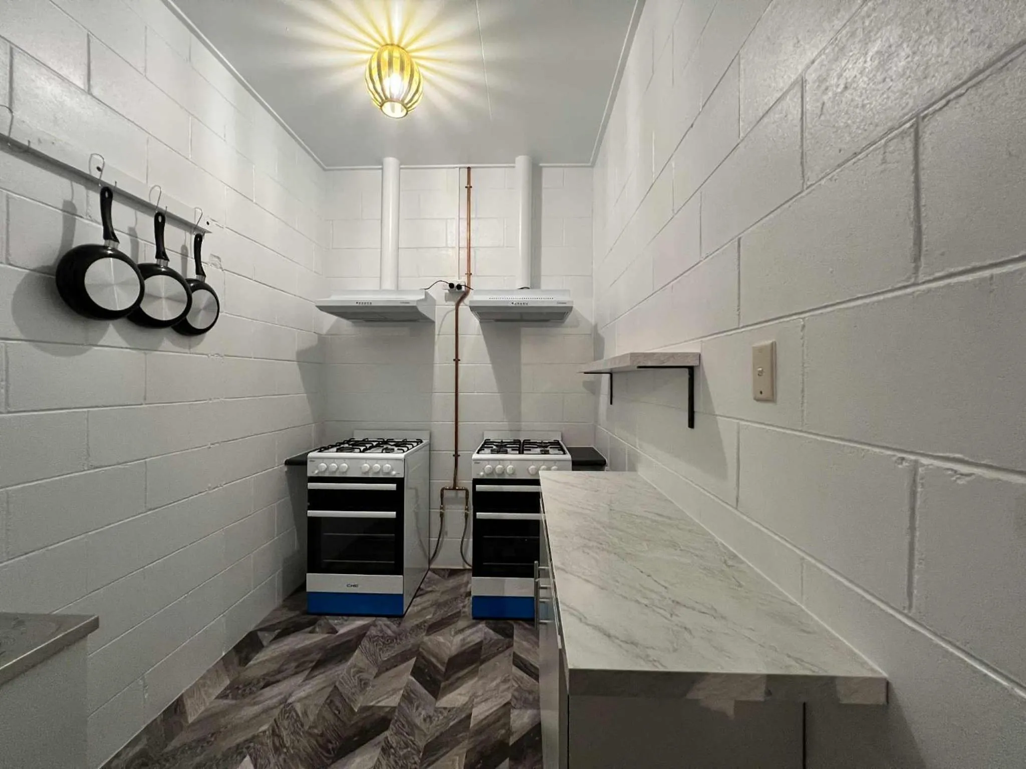 kitchen, Bed in Tropical City Motor Inn