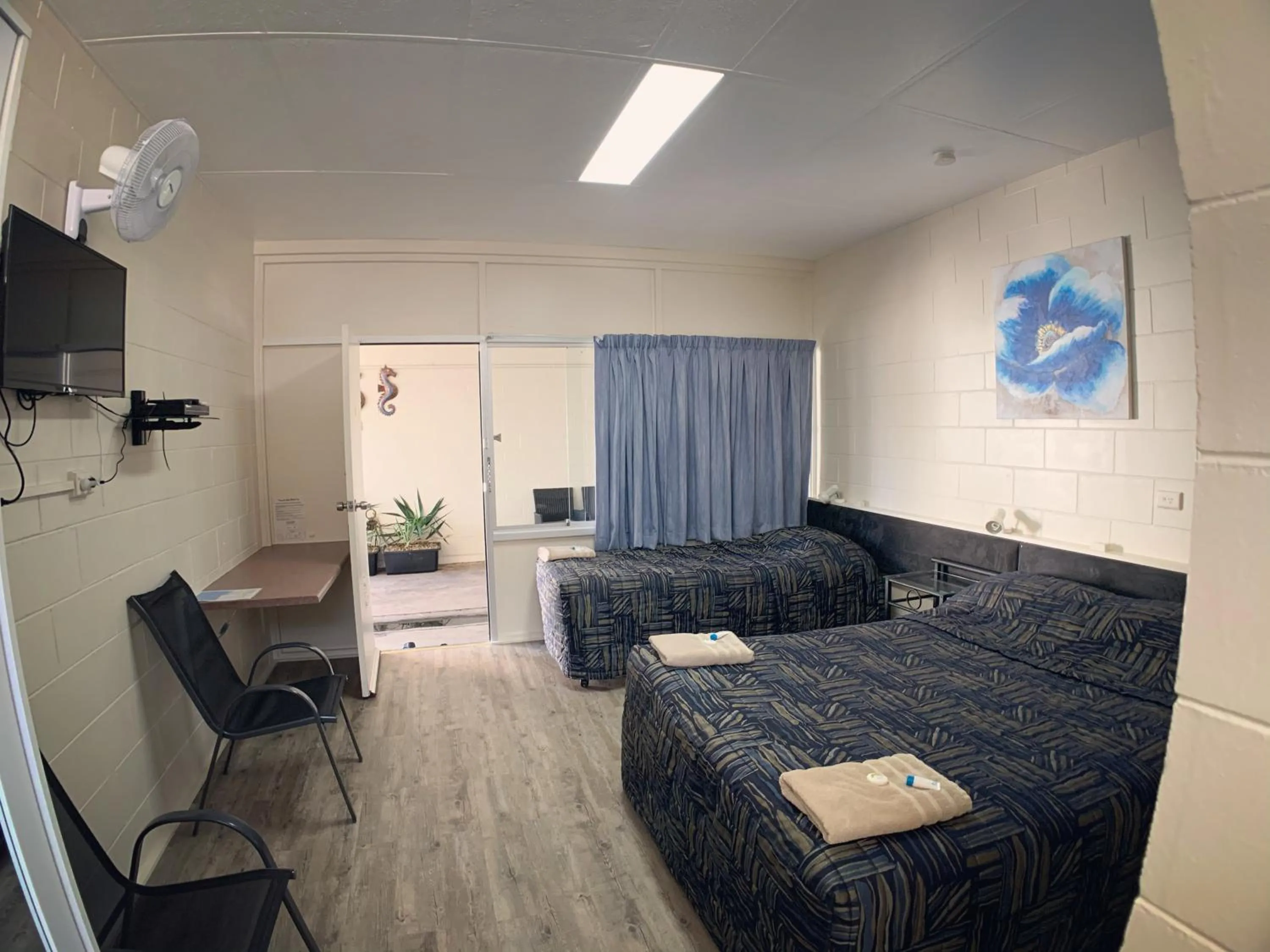 Bed in Tropical City Motor Inn