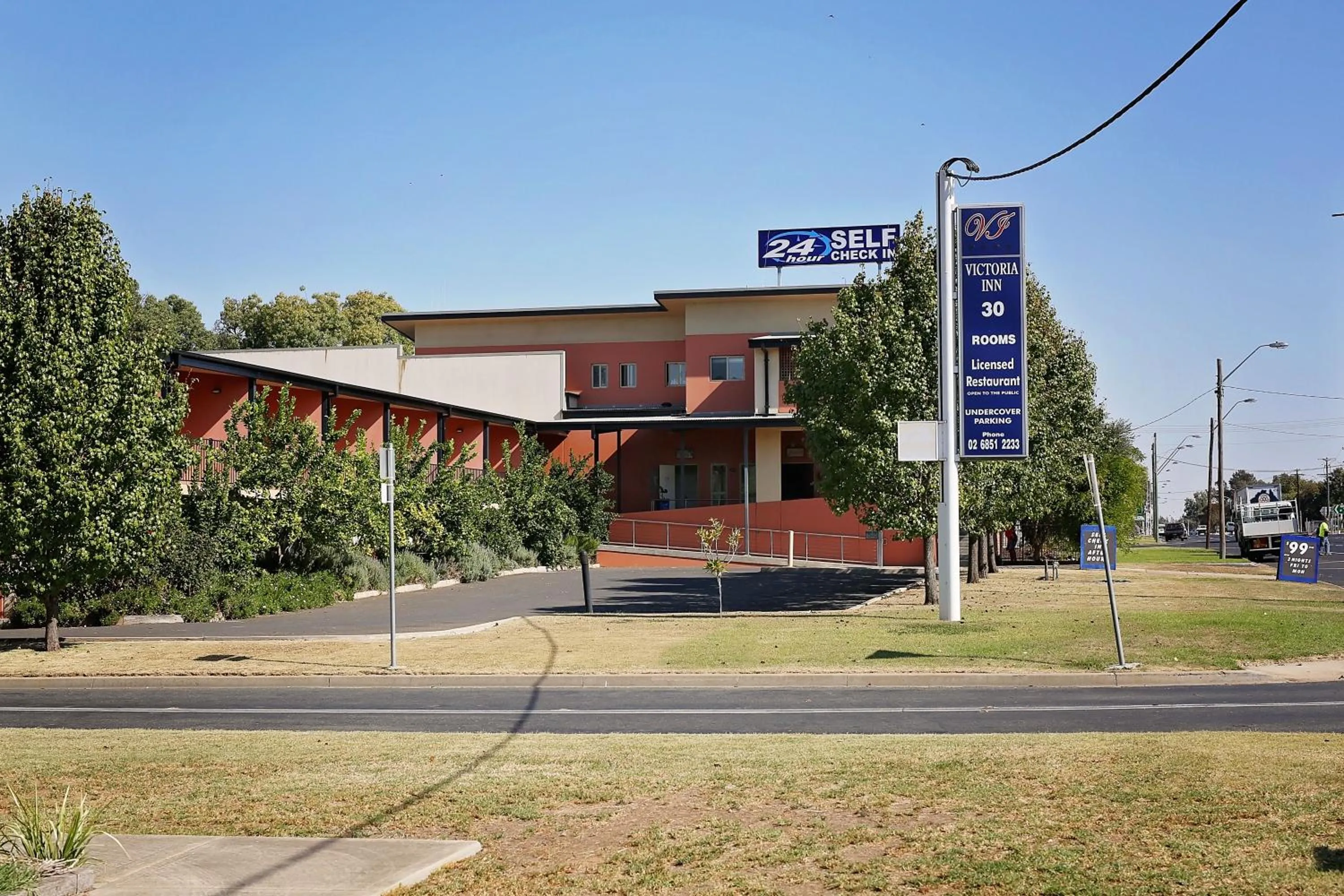 Property building in Forbes Victoria Inn