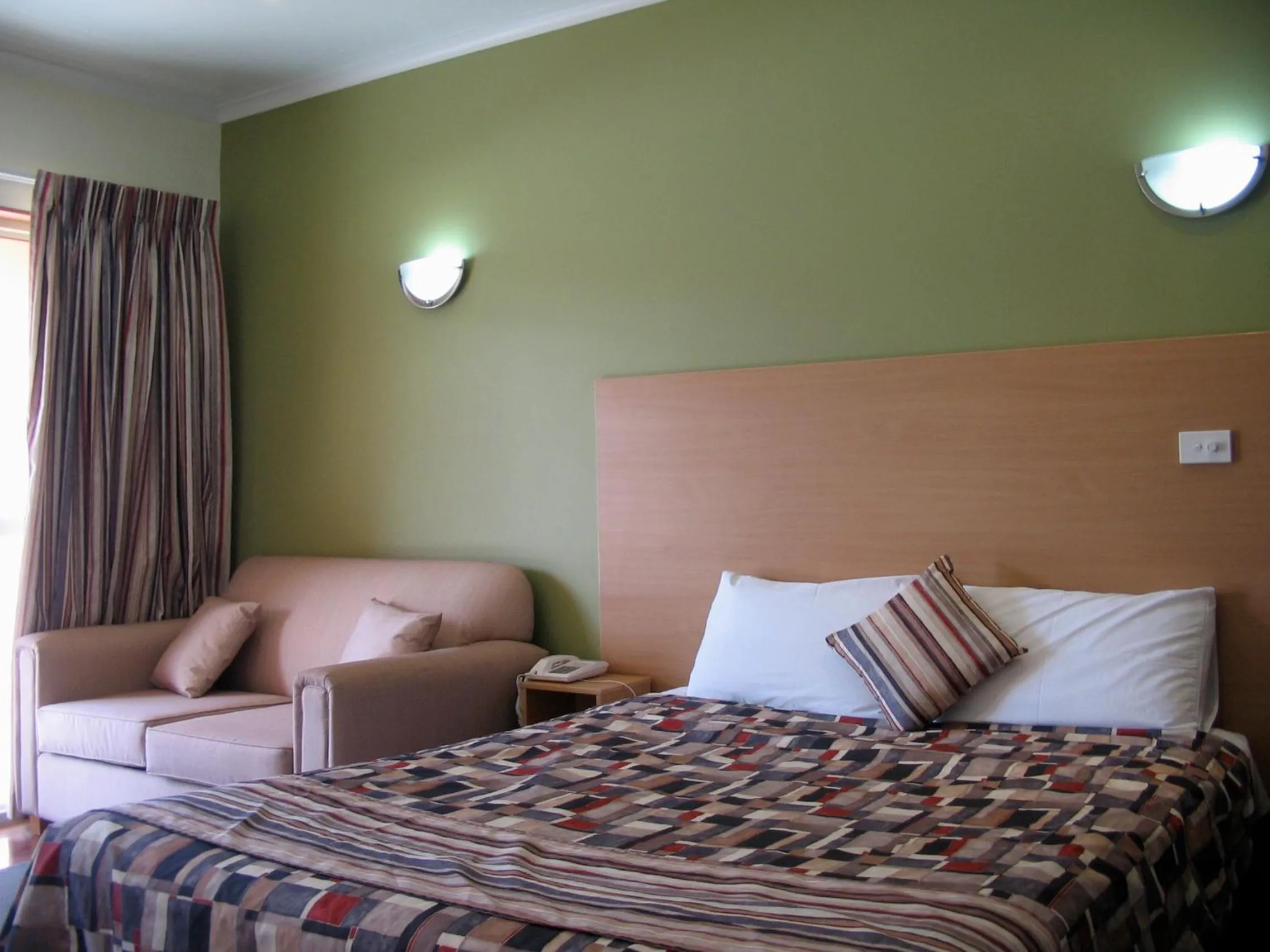 Decorative detail, Bed in Forbes Victoria Inn