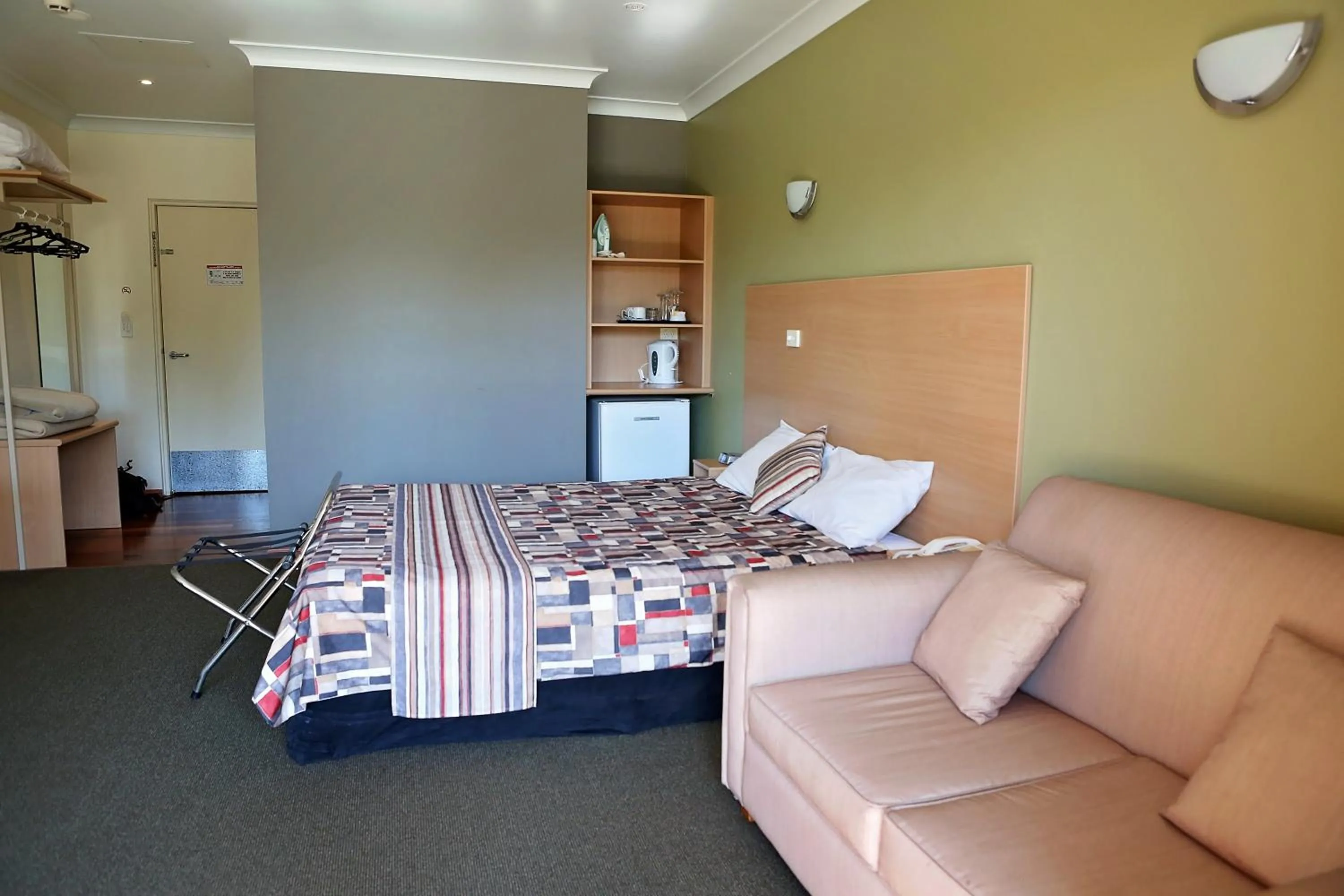 Bedroom, Bed in Forbes Victoria Inn