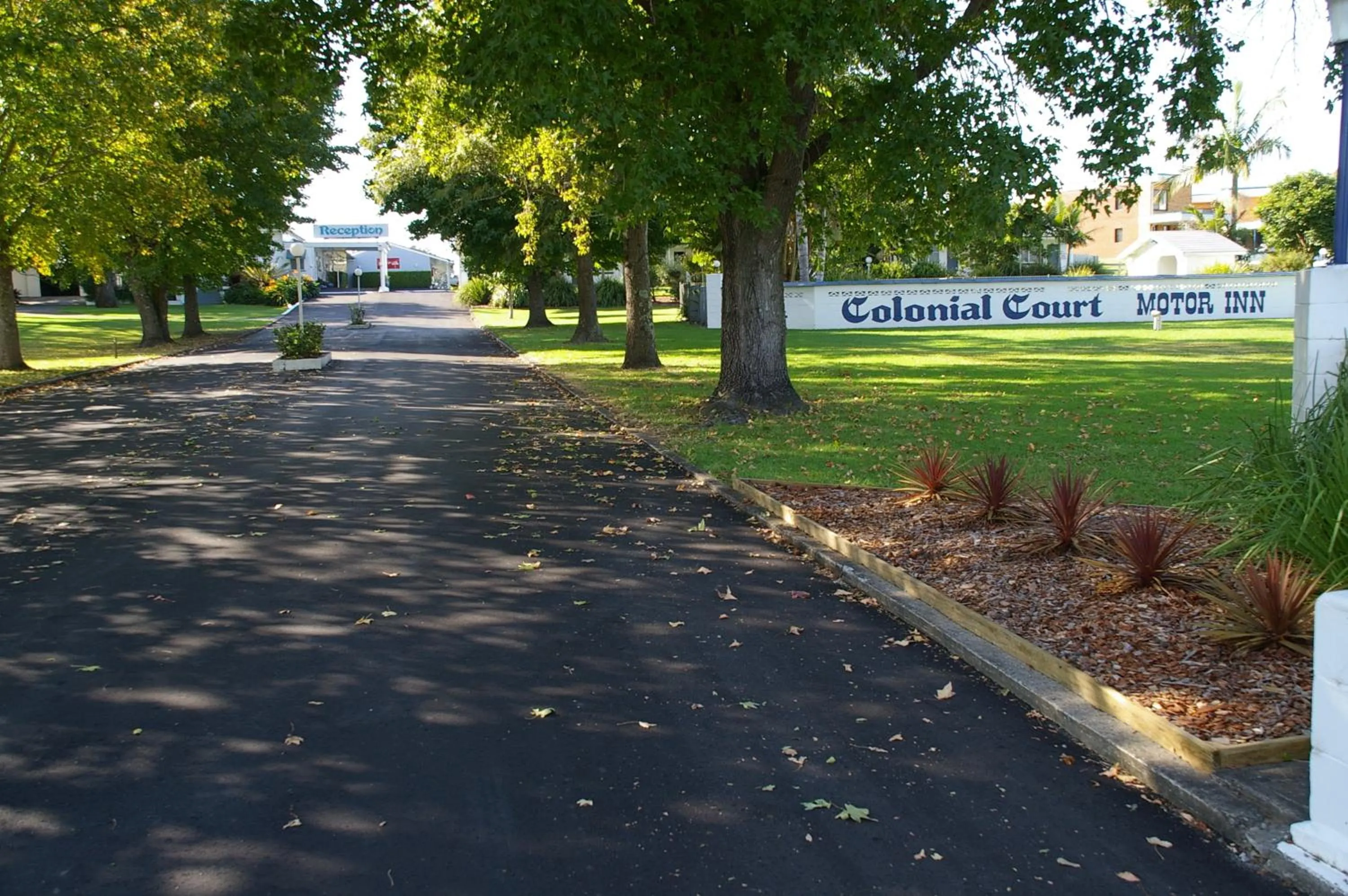 Facade/entrance in Colonial Court Motor Inn