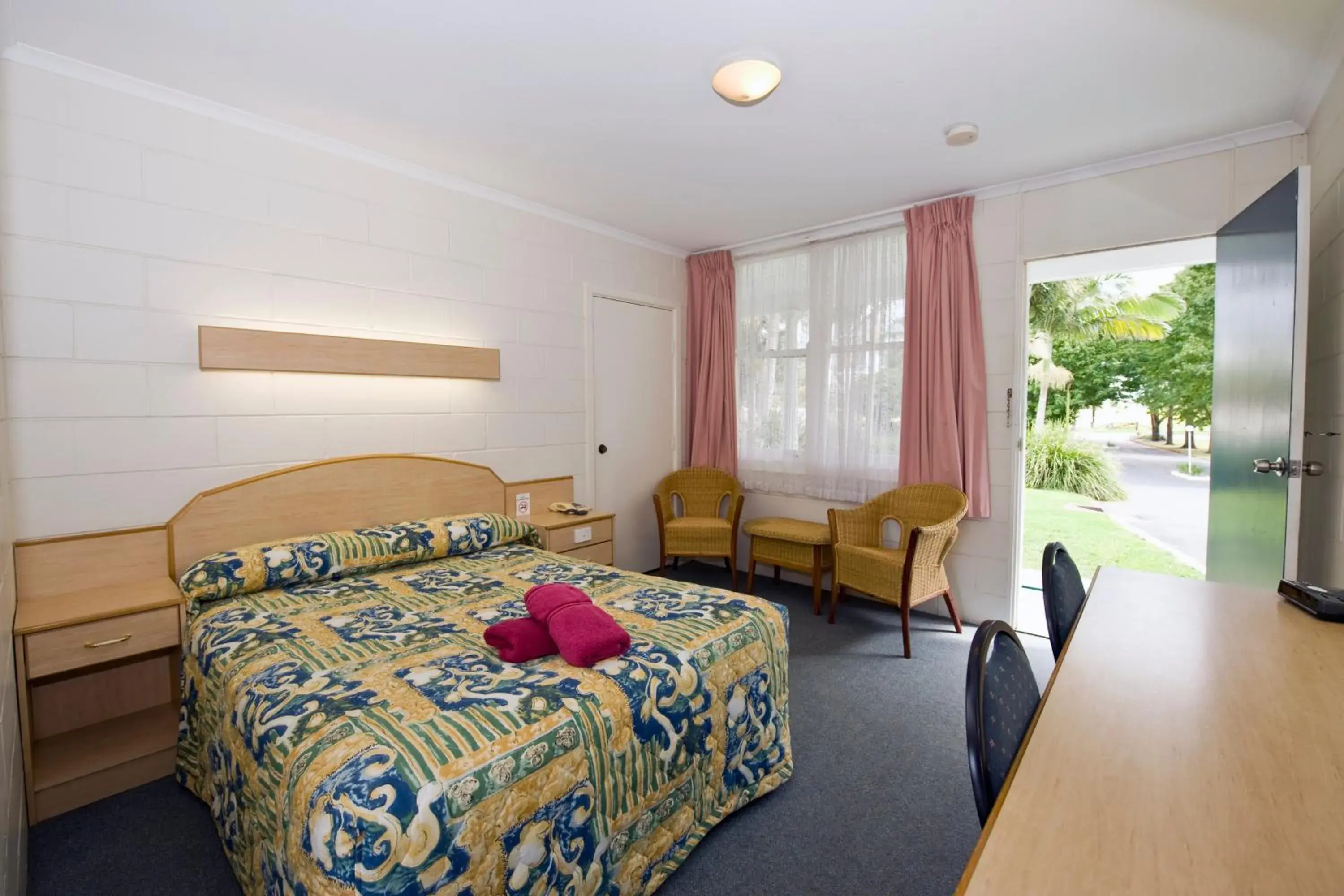 Standard Double Room in Colonial Court Motor Inn Standard Double Room in Colonial Court Motor Inn