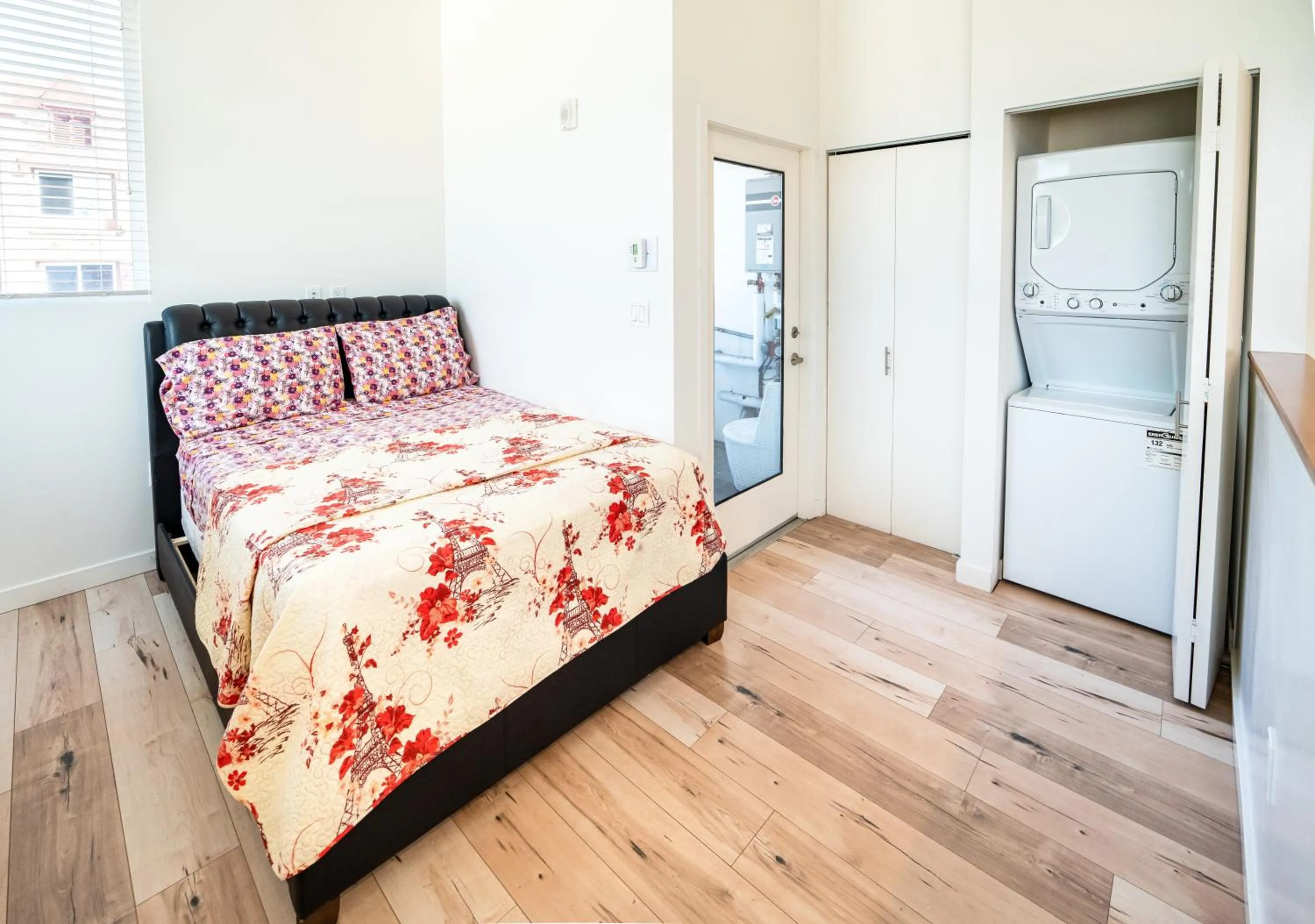 Bed in Brand New Koreatown Loft with 3 Levels 2 Parking Spots