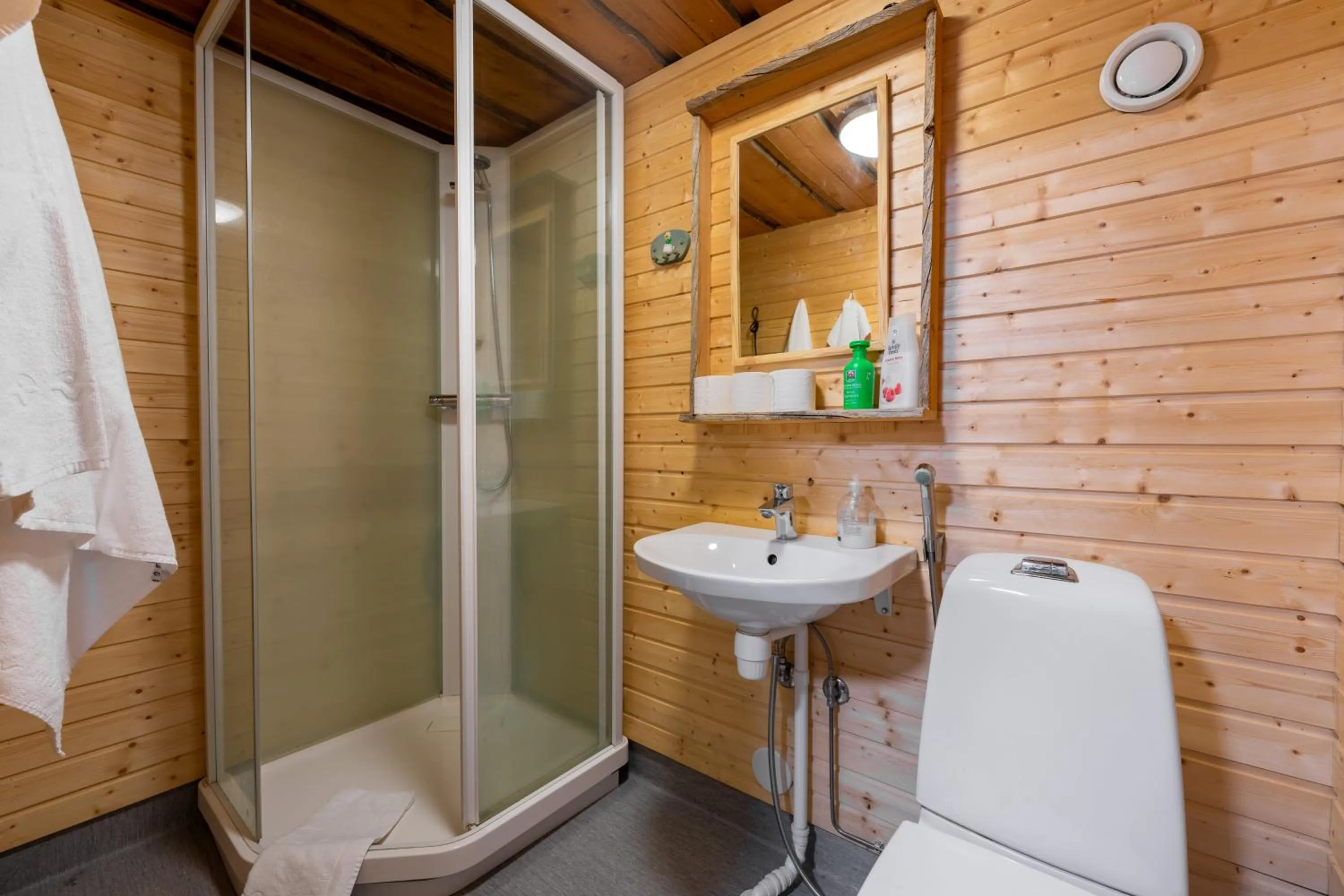 Shower in Kuukkeli Apartments Pikku-Hirvas ja Porotokka